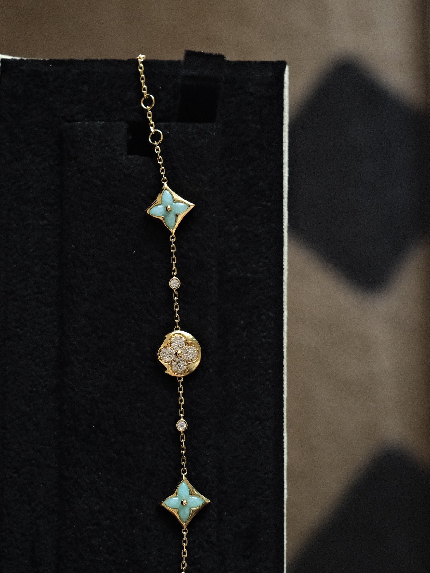 NO:634400,L·V Tianhe stone four-flower bracelet 88350, bracelet, Cartier high-end jewelry19860909L·V 天河石间钻四花手链88350,,bracelet,卡迪亚高端饰品,Jewelry