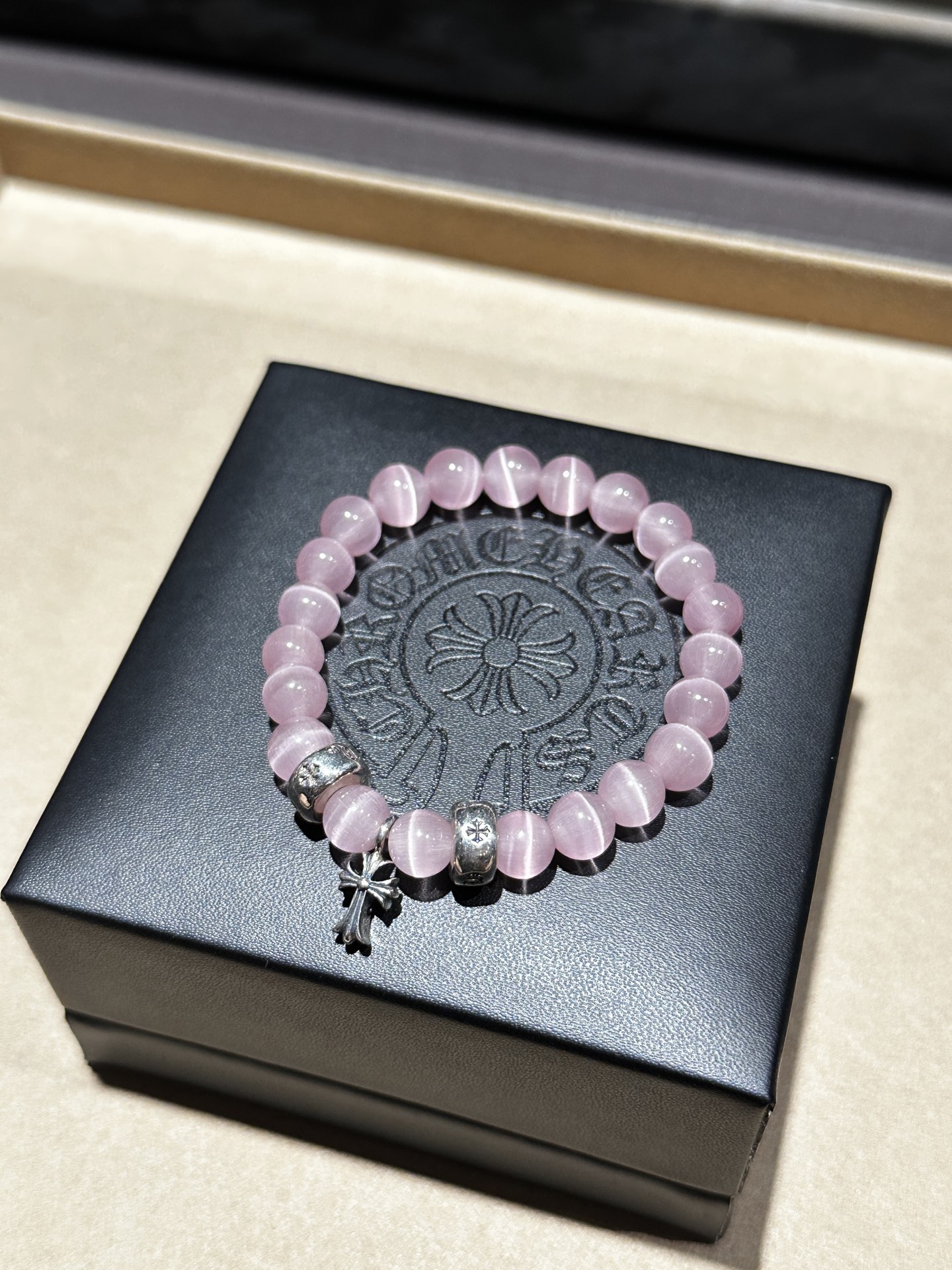 NO:633145,88320【Cro Heart -Pink Cat's Eye】Pink symbolizes the intertwining of romance and energy. It has attracted much attention because of its soft color and unique 'cat's eye effect'. Under the light, the surface of the gemstone will show a smart light band, as mysterious and deep as a cat's pupil. There are many definitions of pink haired eyes - the peach blossom pink symbolizes love and tenderness. Combined with the smart energy of cat's eye, it is believed to attract good relationships and enhance the relationship with the opposite sex and emotional communication. -  The energy of harmonious interpersonal cat's eye stone can promote social self-confidence and resolve interpersonal conflicts. It is suitable for newcomers in the workplace or people who are eager to break out of the social circle. Good-looking matching rules - wear a pink cat's eye bracelet daily with light-colored clothing to highlight your gentle temperament; layer it with silver jewelry or pearls to add a sense of hierarchy. Pink cat's eye stone is not only a symbol of romance and luck, but also an energy carrier for physical and mental healing!  From attracting love to improving health, from daily wear to energy protection, it can become your indispensable 'gentle armor'.,,chrome hearts,bracelet,Cardia high-end jewelry1986090988320【克罗心 -粉色猫眼石】 粉色 核心寓意浪漫与能量的交织 因其柔美色泽与独特的“猫眼效应”而备受瞩目.光线照射下,宝石表面会呈现一条灵动光带,如同猫咪瞳孔般神秘深邃. 粉毛眼的定义很多 - 招桃花粉色象征爱情与温柔,搭配猫眼石的灵动能量,被认为能吸引正缘,增强异性缘与情感沟通力. - 和谐人际猫眼石的能量可促进社交自信,化解人际矛盾,适合职场新人或渴望突破社交圈的人群. 高颜值搭配法则 -日常佩戴单戴粉色猫眼石手链,搭配浅色系服饰,凸显温柔气质；叠戴银饰或珍珠,增添层次感. 粉色猫眼石,不仅是浪漫与幸运的象征,更是身心疗愈的能量载体！从招桃花到提升健康,从日常穿搭到能量守护,它都能成为你不可或缺的“温柔铠甲”.,,chrome hearts,bracelet,卡迪亚高端饰品,Jewelry