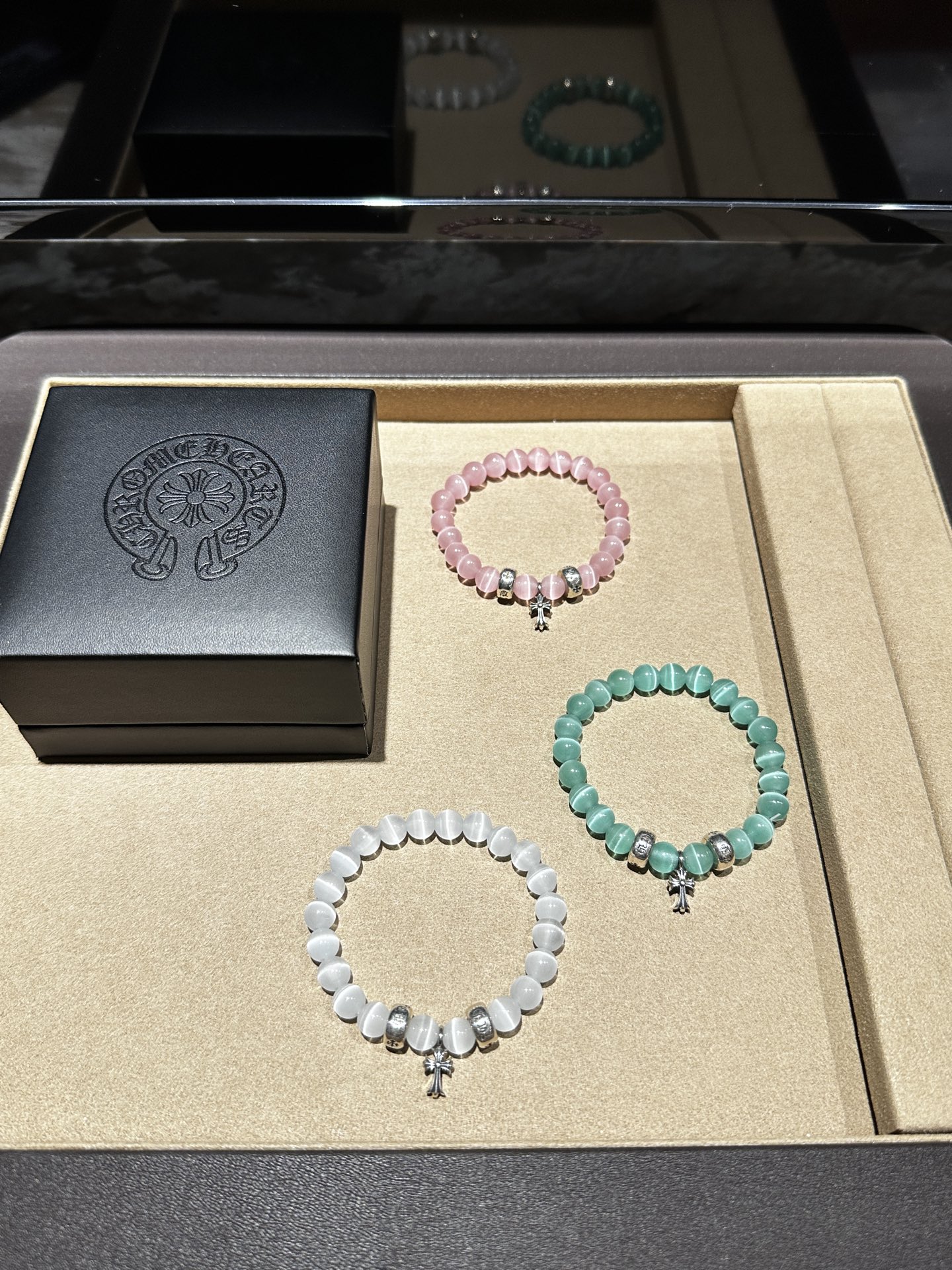 NO:633143,88320【Cro Heart - White Cat's Eye】·White cat's eye stone bracelet means light, purity, hope and blessing. It symbolizes the light shining into the darkness, which can purify people's soul, make people's character sunny, and bring people a positive and hopeful attitude.  ·In addition, the white cat's eye bracelet also means tranquility, peace and inner peace. It exudes soft energy, helping people balance their emotions, reduce stress, and find inner peace. Wearing the white cat's eye bracelet can help people relieve fatigue, enhance memory, improve intuition and insight, stimulate creativity and inspiration, and make people more confident and optimistic to face the challenges in life.  ·The white opal bracelet is not only a beautiful jewelry, but also a kind of spiritual sustenance. It symbolizes hope, good luck and blessings, and is suitable as a gift for relatives and friends, especially for those who face stress and challenges. The white opal bracelet can give them strength and courage and help them maintain inner balance and tranquility.,,chrome hearts,bracelet,Cardia high-end jewelry1986090988320【克罗心- 白色猫眼】 ·白色猫眼石手串寓意着光明、纯净、希望和祝福 它象征着照射进黑暗的光芒,能够净化人的心灵,使人的性格变得阳光,给人带来积极向上和希望的态度. ·此外,白色猫眼石手串还寓意着宁静、平和和内心的安宁,它散发着柔和的能量,帮助人们平衡情绪,减轻压力,找到内心的宁静.佩戴白色猫眼石手串可以帮助人们缓解疲劳,增强记忆力,提高直觉和洞察力,激发创造力和灵感,使人更加自信和乐观地面对生活中的挑战. ·白色猫眼石手串不仅是一件美丽的饰品,更是一种精神的寄托.它象征着希望、好运和祝福,适合作为礼物送给亲朋好友,特别是对于那些面临压力和挑战的人,白色猫眼石手链能够给予他们力量和勇气,帮助他们保持内心的平衡和安宁.,,chrome hearts,bracelet,卡迪亚高端饰品,Jewelry