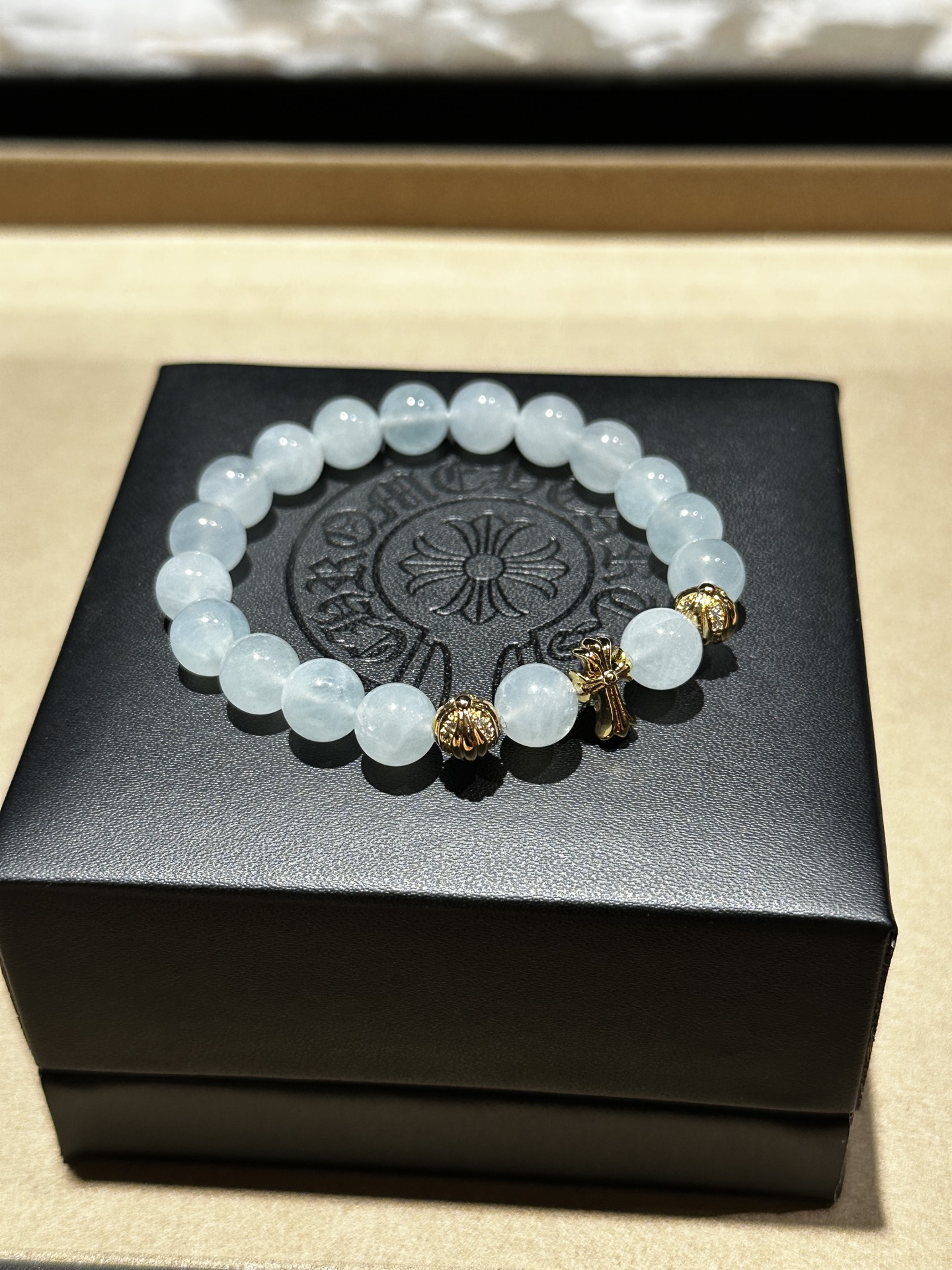 NO:633141,88360 [Cro Heart-Aquamarine] Aquamarine is a kind of light blue, green-blue to blue-green beryl, also known as blue crystal, aquamarine, and sky sapphire. Its effects and functions are usually visually attractive, such as relieving stress and anxiety, promoting communication and expression, promoting physical health, enhancing intuition and spirituality, promoting self-healing and recovery, etc. The specific analysis is as follows.  1. Relieve stress and anxiety. Aquamarine is considered a gemstone that helps stabilize emotions, and is especially suitable for those who feel anxious, stressed or have mood swings. Its blue tone is considered to symbolize tranquility and serenity, which can help relieve tension and promote a stable mood. Aquamarine can bring a calming power when worn or meditated, helping to release negative emotions and improve mental health.  2. Promote communication and expression Aquamarine is closely related to energy centers related to communication and expression. It is believed to enhance a person's verbal expression ability and help express one's thoughts and feelings more clearly and more confidently. 3. Promote physical health, especially the respiratory system. Aquamarine's cooling properties are related to throat and lung health, and wearers often believe that it brings fresh airflow and promotes smooth respiratory system. It also helps relieve shortness of breath or shallow breathing problems caused by stress or anxiety.  4. Enhance intuition and spirituality Aquamarine is considered to have the effect of enhancing personal spirituality and intuition. Many spiritual practitioners believe that it can help clear thinking and inner insight, and help discover one's own inner wisdom. Often used in meditation and spiritual practice, it is believed to activate the sixth sense, enhance perception and intuition, and help people make more rational and far-sighted decisions. 5. Promote self-healing and recovery Aquamarine is considered to have self-healing qualities and can help repair trauma or negative emotions physically or mentally.,,chrome  hearts,Cardia high-end jewelry1986090988360【克罗心-海蓝宝】 海蓝宝是一种浅蓝色、绿蓝色至蓝绿色的绿柱石,又称蓝晶、水蓝宝石、天蓝宝石.其功效与作用通常是视觉上的吸引力,如缓解压力与焦虑、促进沟通与表达、促进身体健康、增强直觉与灵性、促进自我疗愈与恢复等.具体分析如下 1.缓解压力与焦虑海蓝宝被认为是一种有助于情绪稳定的宝石,特别适合那些感到焦虑、压力或情绪波动的人群.其蓝色调被视为象征着宁静与安详,能够帮助缓解紧张情绪,促进心情平稳.佩戴或冥想时使用海蓝宝能够带来一种冷静的力量,帮助释放负面情绪,改善心理健康. 2.促进沟通与表达海蓝宝与沟通与表达相关的能量中心有着密切的联系.它被认为可以增强人的言语表达能力,帮助更清晰、更自信地表达自己的想法和感受. 3.促进身体健康,尤其是呼吸系统海蓝宝的清凉性质与喉部、肺部健康相关,佩戴者常常认为它能带来清新的气流,促进呼吸系统的顺畅.它也有助于缓解因压力或焦虑引起的呼吸急促或浅呼吸问题. 4.增强直觉与灵性海蓝宝被认为具有提升个人灵性和直觉的作用.许多灵性实践者认为,它能够帮助清晰思维和内心洞察,帮助发现自己内在的智慧.常被用于冥想和灵性修行中,它被认为能够激活第六感,增强感知力和直觉,帮助人们做出更加理智和有远见的决策. 5.促进自我疗愈与恢复海蓝宝被认为具有自我疗愈的特质,可以在身体或精神上帮助修复创伤或负面情绪.,,chrome hearts,卡迪亚高端饰品,Jewelry