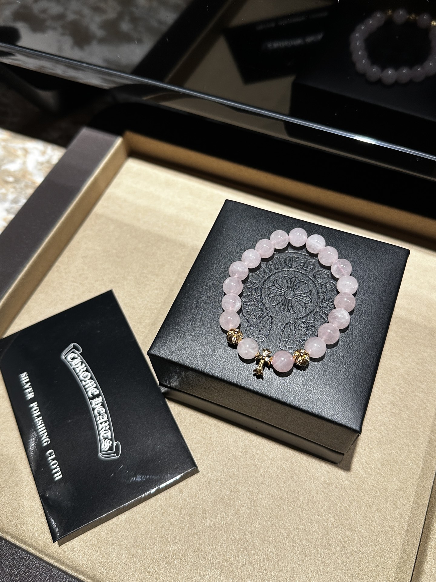 NO:633139,[Cro Heart - Pink Quartz] In the gentle folds of time, I found this pink quartz bracelet from Brazil. Brazil, a land kissed affectionately by the sun and rain, has given birth to this dreamlike pink quartz with its unique geological miracles. Each bead seems to have been carefully carved by nature, with a warm and soft color, just like the shy blush on a girl's cheek, and like the first blooming peach blossom in spring, with endless sweetness and romance.  Rose quartz has always been known as the 'stone of love'. It is like a gentle emotional messenger, which can attract you a beautiful love fate, allowing you to meet your destined TA when you are single; it can also add sweetness and warmth to you who already have a partner.  Love becomes more and more mellow with the passage of time. At the same time, it is also a healer of the soul, which can relieve your inner anxiety and pressure, allowing you to find a peaceful harbor in the complicated world, and embrace every moment of life with a peaceful and optimistic attitude.  In ancient wisdom, pink quartz is the link between emotion and spirituality. It has a strong power of emotional reconciliation, which can open the closed emotional door deep in your heart, allowing you to perceive love and being loved more keenly. For those who long for love, it is the key to the door of happiness, and can attract you to a good relationship, so that the flower of love will bloom in your life.  Blooming; for people in love, it can enhance mutual understanding and trust, making love like aged wine, lasting and fragrant. In addition, it can purify your spiritual magnetic field, dispel negative emotions, and allow you to maintain a clear and peaceful heart in the noisy world, resonating with the energy of the universe. 88360,, chrome  hearts,Cardia high-end jewelry19860909【克罗心 - 粉水晶】 在时光长河的温柔褶皱里,寻得这一串来自巴西的粉水晶手串.巴西,那片被阳光与雨露深情吻过的土地,以其独特的地质奇迹,孕育出这如梦似幻的粉水晶.每一颗珠子都像是被大自然精心雕琢,色泽温润柔和,恰似少女脸颊上那一抹羞涩的红晕,又似春日里初绽的桃花,带着无尽的甜美与浪漫. 粉水晶,向来有着“爱情之石”的美誉,它宛如一位温柔的情感使者,能为你吸引美好的爱情缘分,让单身的你邂逅命中注定的那个TA；也能为已有伴侣的你,增添甜蜜与温馨,让爱情在岁月的流转中愈发醇厚.同时,它还是心灵的治愈师,能舒缓你内心的焦虑与压力,让你在纷繁复杂的世界里,寻得一片宁静的港湾,以平和、乐观的心态拥抱生活的每一刻. 在古老的智慧里,粉水晶是情感与灵性的纽带.它拥有强大的情感调和之力,能够打开你内心深处那扇紧闭的情感之门,让你更加敏锐地感知爱与被爱.对于渴望爱情的人来说,它是开启幸福之门的钥匙,能为你招来正缘,让爱情之花在生命中绚烂绽放；对于身处爱情中的人,它又能增进彼此的理解与信任,让感情如陈酿的美酒,历久弥香.此外,它还能净化你的心灵磁场,驱散负面情绪,让你在喧嚣尘世中保持一颗澄澈、宁静的心,与宇宙的能量同频共振.88360,,chrome hearts,卡迪亚高端饰品,Jewelry