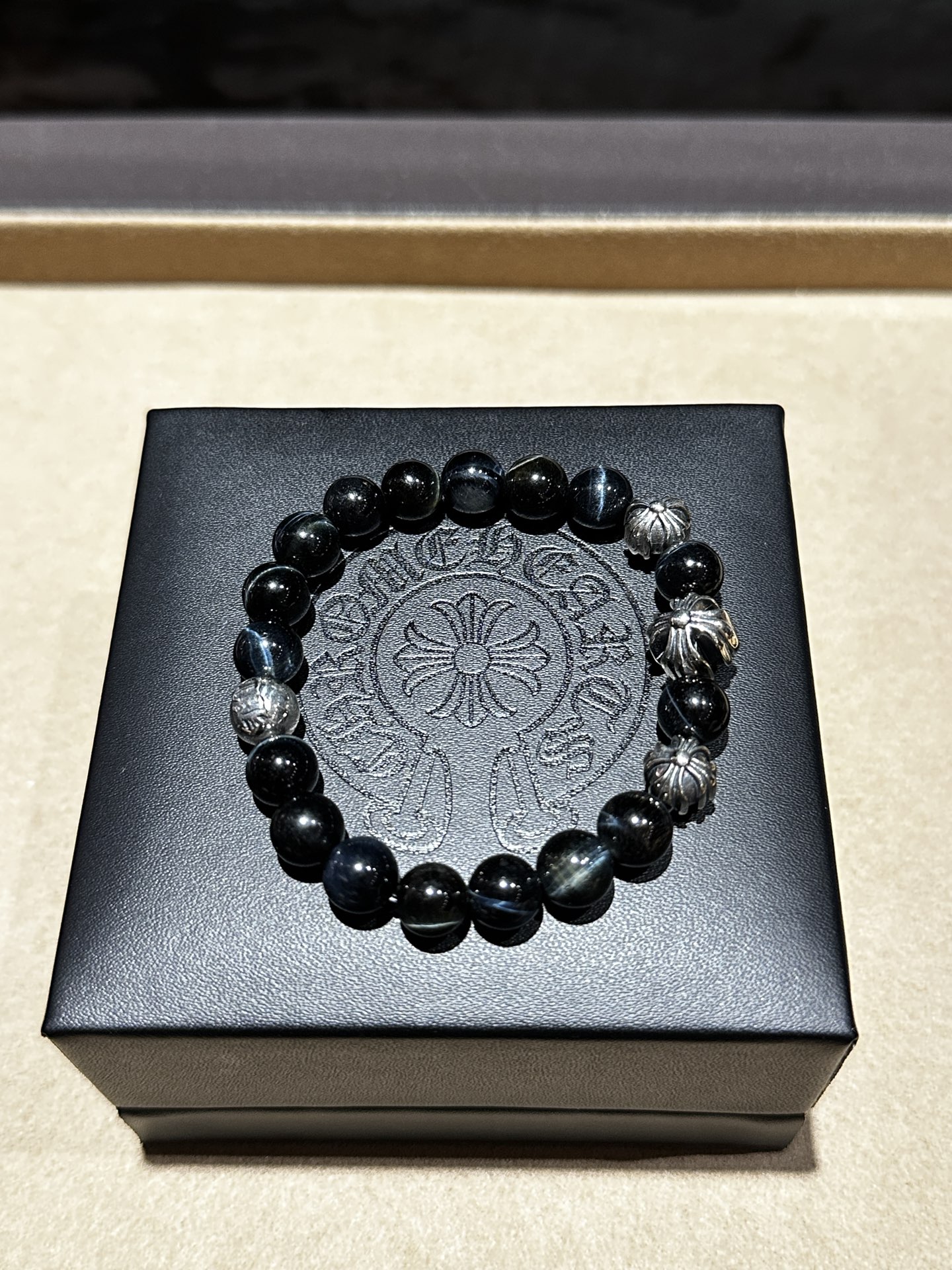 NO:633270,[Cro Heart - Blue Tiger Eye Bracelet] Blue tiger eye stone is a rare variant of the tiger eye stone family. It is a quartz mineral. It is named for its flowing blue-gray luster and cat-eye effect on the surface. It is translucent to opaque, and the internal fiber texture can be seen when light is transmitted. Only a few mining areas such as South Africa and Australia can produce high-quality blue tiger eyes. The surface shows a silky smooth luster, combined with the cold color of metal, low-key and mysterious. It has calming and purifying regulating functions, stabilizes emotions, relieves stress, inspires confidence, and enhances mobility.  Due to its unique temperament, blue tiger eye stone adds a sense of mystery when worn on the body. Whether it is a daily match or a special occasion, it can add a lot of points to your overall look.,,chrome hearts,Cardia high-end jewelry19860909【克罗心- 蓝虎眼手串】 蓝虎眼石是虎眼石家族中的稀有变种,属于石英矿物,因其表面流动的蓝灰色光泽和猫眼效应而得名.半透明至不透明,透光时可见内部纤维纹理.仅南非、澳大利亚等少数矿区能产出高品质蓝虎眼.表面呈现丝绸般柔滑的光泽,与金属冷色调结合,低调而神秘.  沉寂与净化调节功能 稳定情绪,舒缓压力 激发信心,增强行动力 蓝虎眼石由于其独特的气质,佩戴于身增添神秘感.无论是日常搭配还是特殊场合,它都能为你的整体造型加分不少.,,chrome hearts,卡迪亚高端饰品,Jewelry