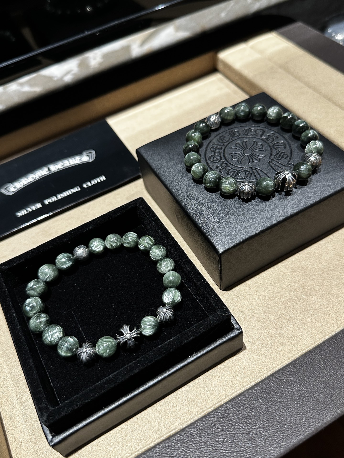 NO:633276,[Cro Heart - Green Dragon Crystal Bracelet] Green dragon crystal is called the 'angel stone'. Giving it as a gift means conveying the purest love. It is the spokesperson of the Seraph. Its most outstanding ability is to bring spiritual intuition and change the sharpness of the sharp teeth into a spiritual sense of humor. It is a very popular power stone in the crystal world.  This string of green dragon crystals is dark green, uniform in color, with beautiful spiral stripes and feathers, strong surface gloss, and a mysterious, unique, elegant and pure tone.,, chrome hearts, high-end Cartier jewelry19860909【克罗心 - 绿龙晶手串】 绿龙晶被称之为“天使之石”,赠送其,则代表传达最纯粹之爱,它是炽天使的代言者,它的能liang最为突出的就是能带来灵性的直觉,以及把伶牙俐齿的锐气改变成富有灵性的幽默感,是在水晶界里非常受宠的一款能liang之石.  这串绿龙晶呈现深绿色,颜色均匀,螺旋条纹羽毛漂亮,表面光泽性强,神秘独特的优雅纯正色调.,,chrome hearts,卡迪亚高端饰品,Jewelry