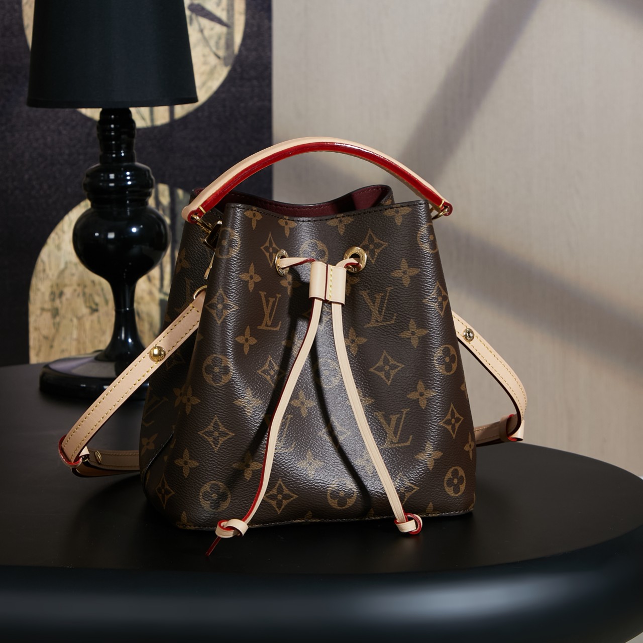 M46581 dynamic code (quality, comprehensive upgrade. Counter synchronized electronic chip code, new gift box 🎁, gift bag, protective paper, copper electronic label, certificate) The leather and materials are genuine Italian Grade A leather (special genuine version): The so-called special genuine version lies in the quality, hardware, fabric, craftsmanship, edge oil, A-grade high-quality production, comprehensive upgrade, product photos consistent with the actual product, complete set of packaging as shown in the images. Size: 20x20x13CM. image 1