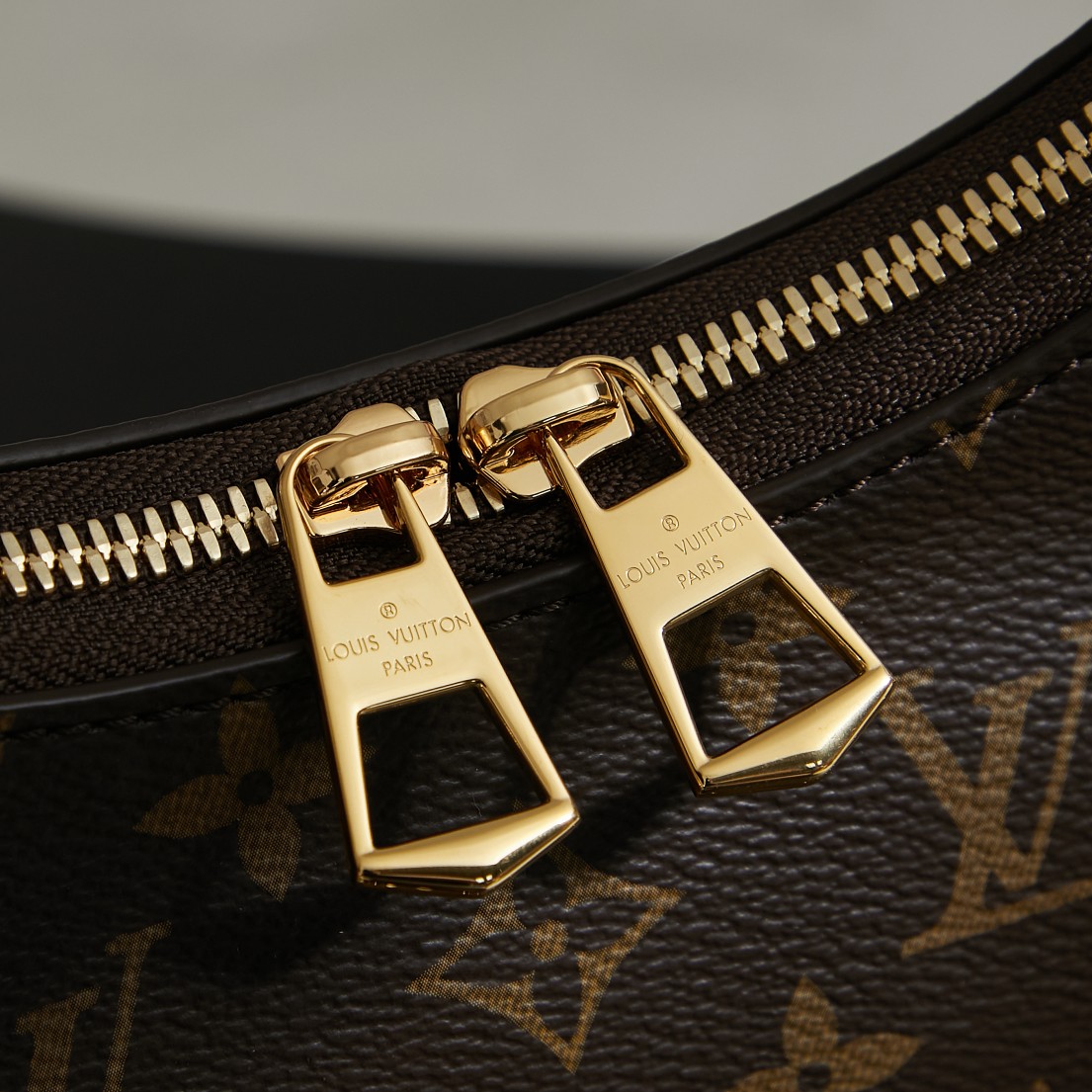 p850 独家首发型号:M45831 动态码(品质提升.专柜同步电子芯片内码、礼品袋、保护纸,铜版电子标签、合格证)皮料是正品代工厂意大利A级皮料(特级正品):所谓的特级正品.是在于品质、五金、面料、手工、油边、A级出品、拍摄图跟产品一致丶配图上的全套包装.尺寸:29x16x9.5CM