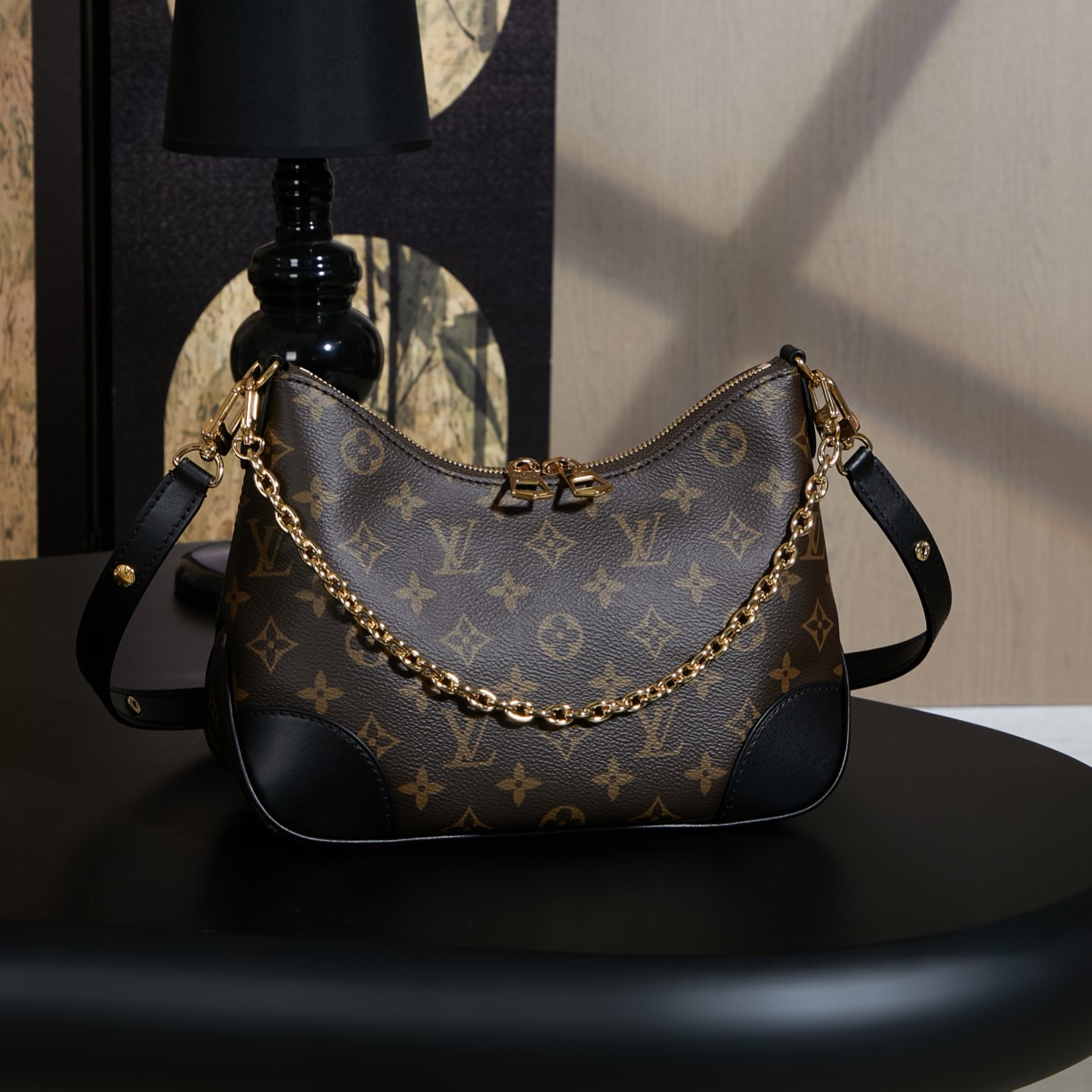 p850 独家首发型号:M45831 动态码(品质提升.专柜同步电子芯片内码、礼品袋、保护纸,铜版电子标签、合格证)皮料是正品代工厂意大利A级皮料(特级正品):所谓的特级正品.是在于品质、五金、面料、手工、油边、A级出品、拍摄图跟产品一致丶配图上的全套包装.尺寸:29x16x9.5CM