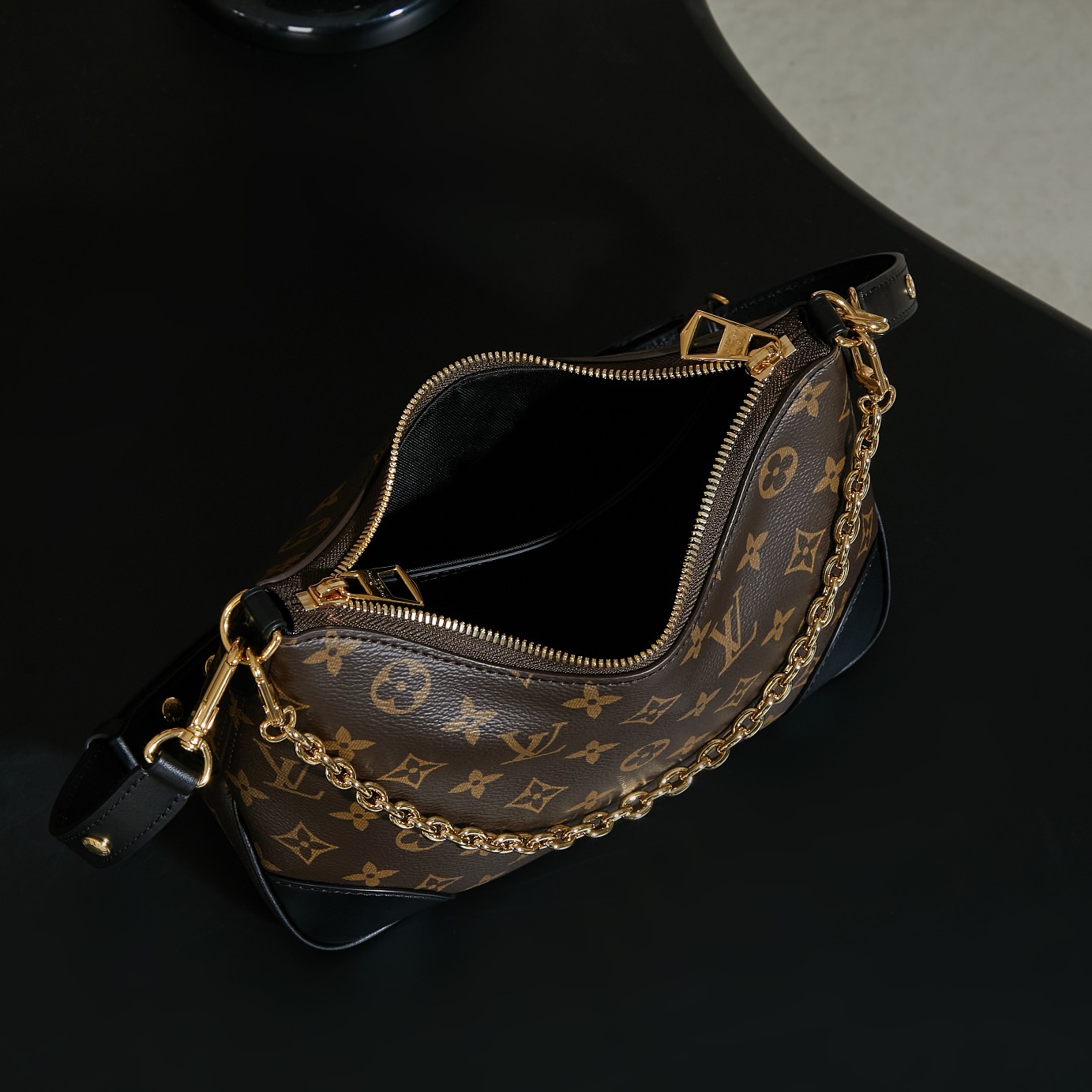 p850 独家首发型号:M45831 动态码(品质提升.专柜同步电子芯片内码、礼品袋、保护纸,铜版电子标签、合格证)皮料是正品代工厂意大利A级皮料(特级正品):所谓的特级正品.是在于品质、五金、面料、手工、油边、A级出品、拍摄图跟产品一致丶配图上的全套包装.尺寸:29x16x9.5CM