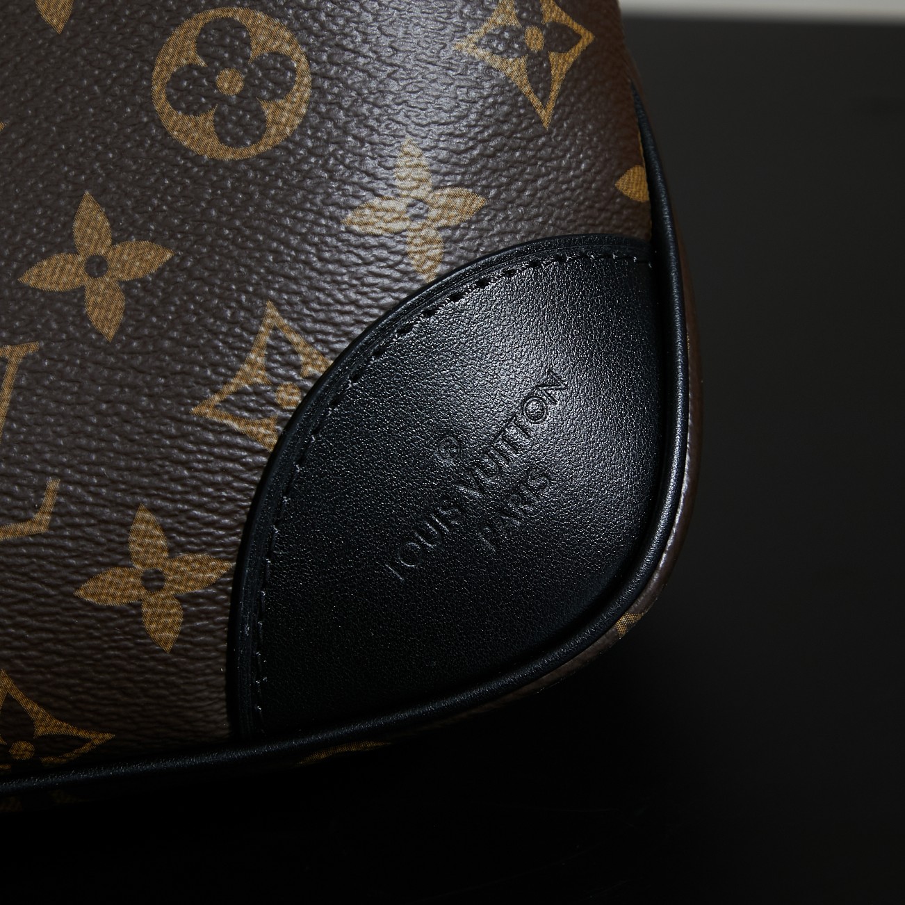 p850 独家首发型号:M45831 动态码(品质提升.专柜同步电子芯片内码、礼品袋、保护纸,铜版电子标签、合格证)皮料是正品代工厂意大利A级皮料(特级正品):所谓的特级正品.是在于品质、五金、面料、手工、油边、A级出品、拍摄图跟产品一致丶配图上的全套包装.尺寸:29x16x9.5CM