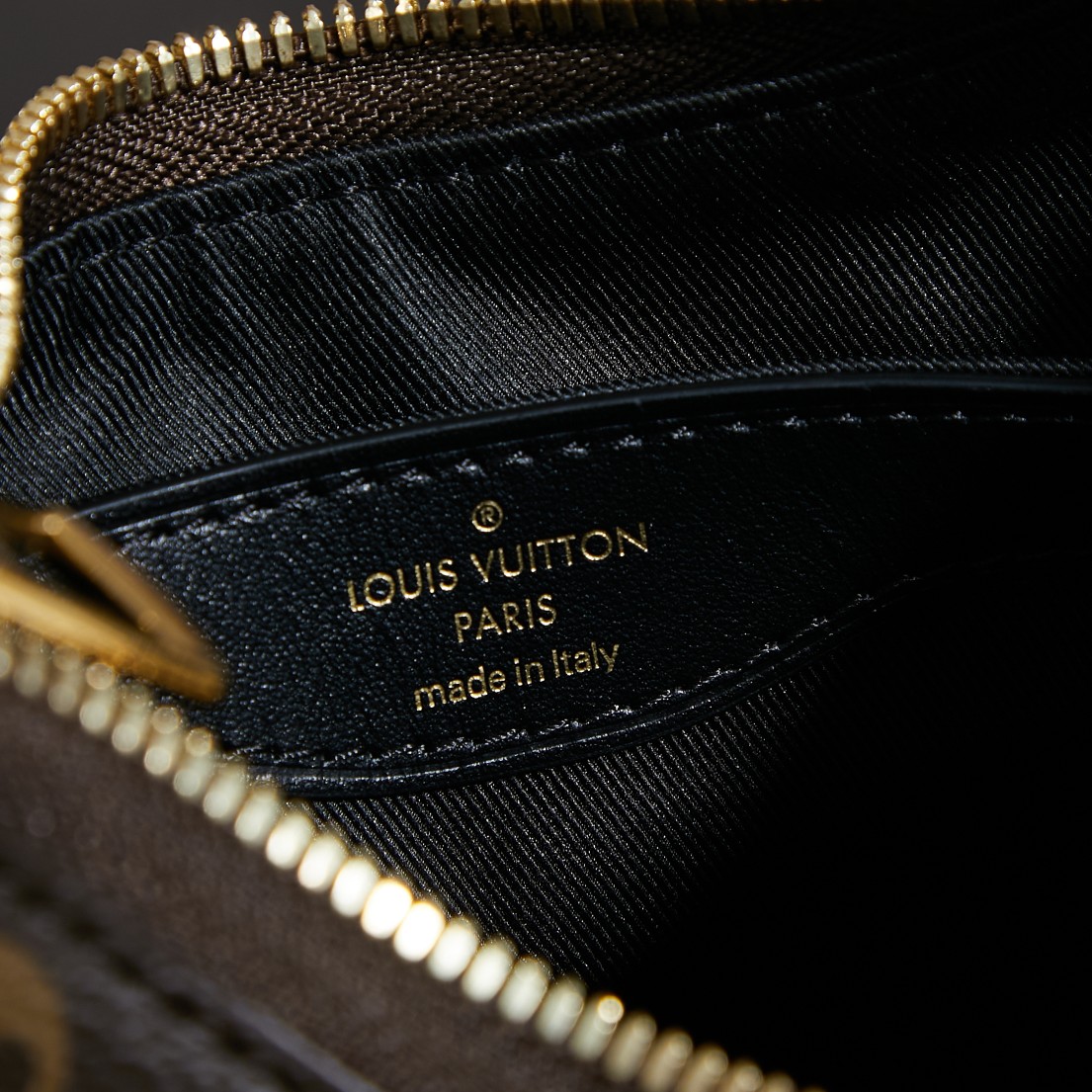 p850 独家首发型号:M45831 动态码(品质提升.专柜同步电子芯片内码、礼品袋、保护纸,铜版电子标签、合格证)皮料是正品代工厂意大利A级皮料(特级正品):所谓的特级正品.是在于品质、五金、面料、手工、油边、A级出品、拍摄图跟产品一致丶配图上的全套包装.尺寸:29x16x9.5CM