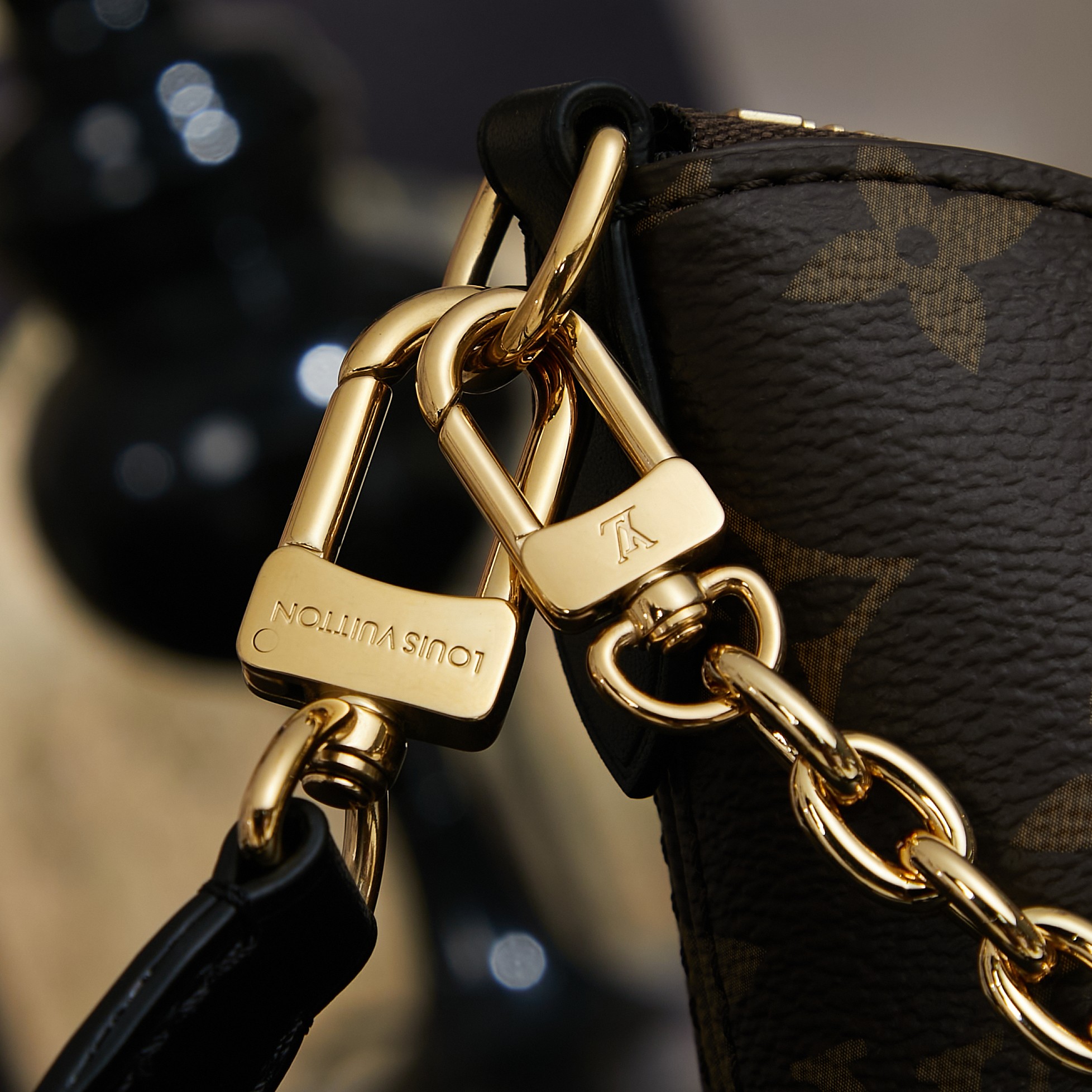 p850 独家首发型号:M45831 动态码(品质提升.专柜同步电子芯片内码、礼品袋、保护纸,铜版电子标签、合格证)皮料是正品代工厂意大利A级皮料(特级正品):所谓的特级正品.是在于品质、五金、面料、手工、油边、A级出品、拍摄图跟产品一致丶配图上的全套包装.尺寸:29x16x9.5CM