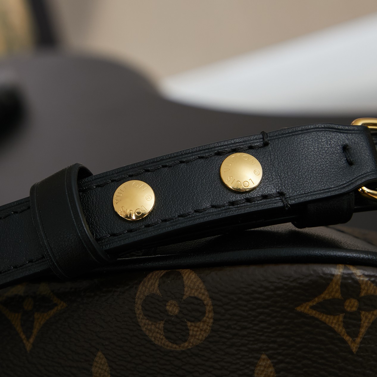 p850 独家首发型号:M45831 动态码(品质提升.专柜同步电子芯片内码、礼品袋、保护纸,铜版电子标签、合格证)皮料是正品代工厂意大利A级皮料(特级正品):所谓的特级正品.是在于品质、五金、面料、手工、油边、A级出品、拍摄图跟产品一致丶配图上的全套包装.尺寸:29x16x9.5CM