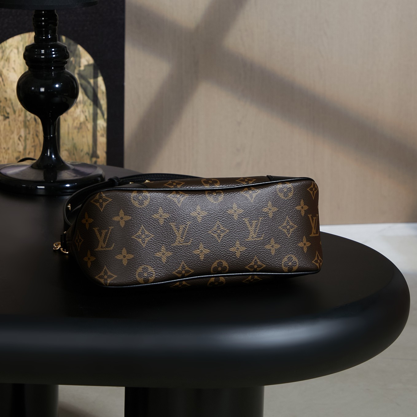 p850 独家首发型号:M45831 动态码(品质提升.专柜同步电子芯片内码、礼品袋、保护纸,铜版电子标签、合格证)皮料是正品代工厂意大利A级皮料(特级正品):所谓的特级正品.是在于品质、五金、面料、手工、油边、A级出品、拍摄图跟产品一致丶配图上的全套包装.尺寸:29x16x9.5CM