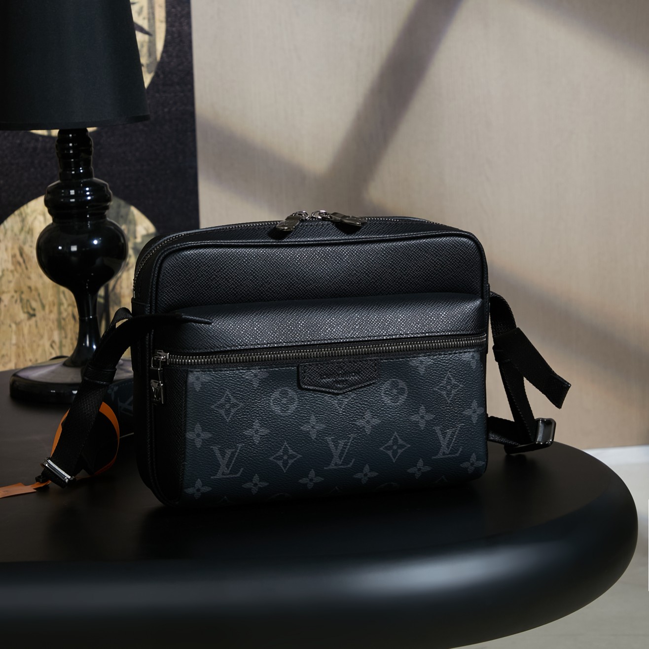 Exclusive launch model: M30233 [Special Grade Enhanced Edition]. The leather is genuine Italian Grade A diamond-patterned leather from an authorized factory. Equipped with synchronized chip for quality assurance, featuring all-steel hardware, fabric, handcrafting, edge oiling, and Grade A high-quality production. Fully upgraded, the product matches the images shown, with complete packaging dimensions of 26*20*10.5CM. image 1