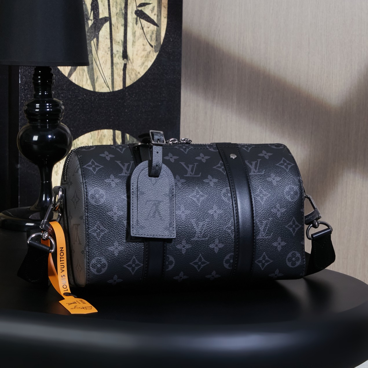 M45936 Premium [Enhanced Version] CITY KEEPALL Handbag with dynamic chip, improved quality, gift bag, protective paper, copper electronic tag, certificate of authenticity. The leather is genuine Italian Grade A leather (premium genuine). The "premium genuine" refers to the quality, hardware, fabric, craftsmanship, edge oiling, Grade A production, consistency with product photos, and complete packaging as shown in the images. Size: 27x17x13CM. image 1