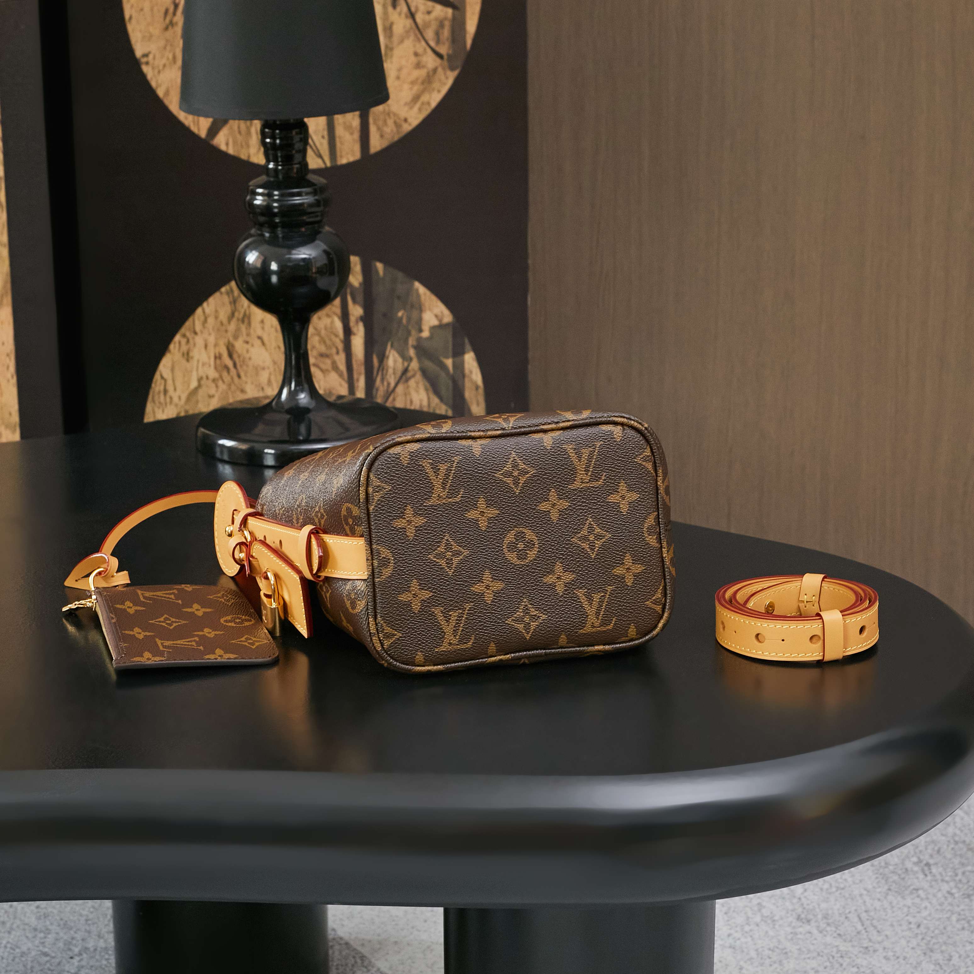 p780,M12925,(163c)(品质提升.专柜同步电子芯片、礼品袋、保护纸、铜版电子标签、合格证)皮料是正品代工厂意大利A级皮料(特级正品):所谓的特级正品.是在于品质、五金、面料、手工、油边、A级出品、拍摄图跟产品一致丶配图上的全套包装.尺寸:18 x 12 x 16 厘米