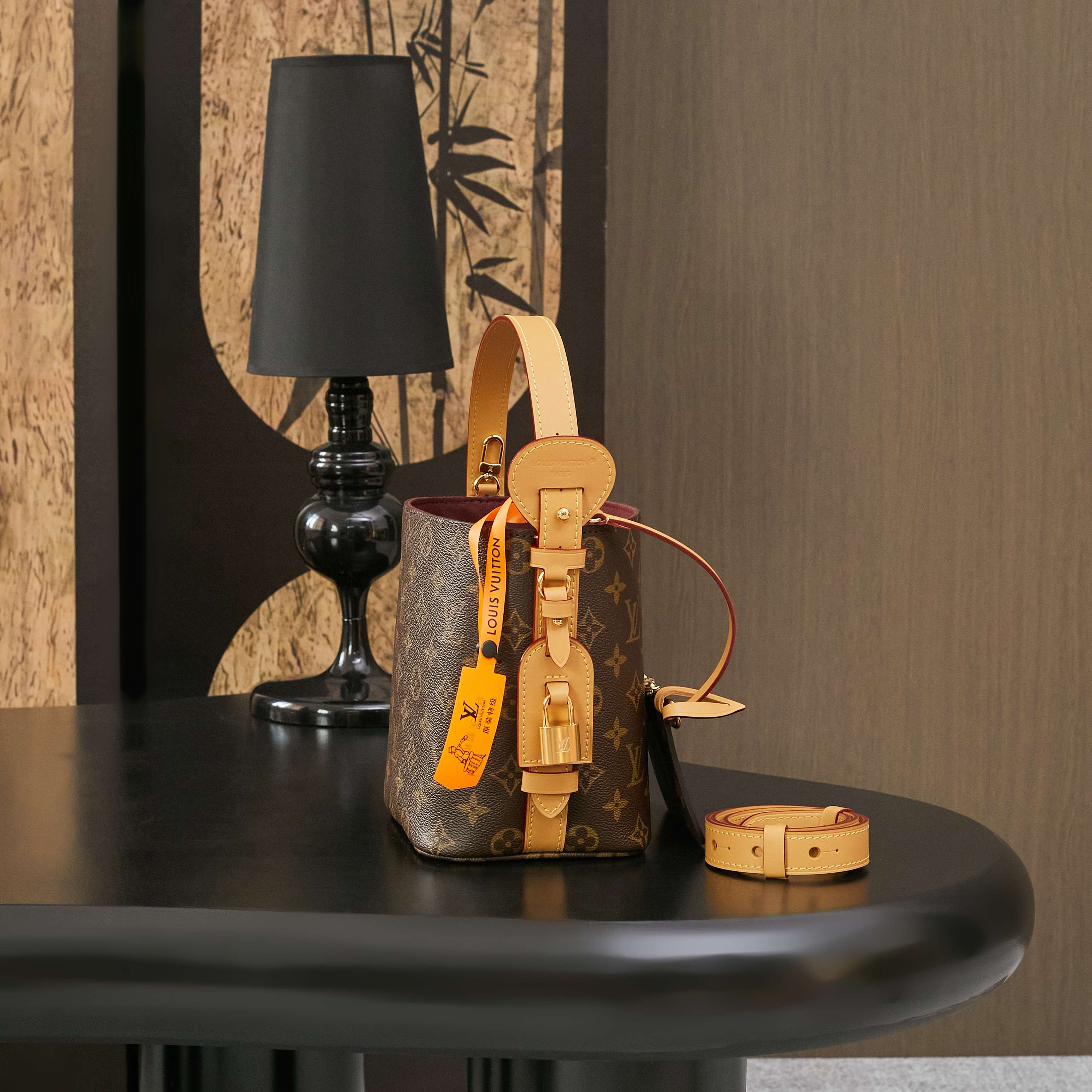 p780,M12925,(163c)(品质提升.专柜同步电子芯片、礼品袋、保护纸、铜版电子标签、合格证)皮料是正品代工厂意大利A级皮料(特级正品):所谓的特级正品.是在于品质、五金、面料、手工、油边、A级出品、拍摄图跟产品一致丶配图上的全套包装.尺寸:18 x 12 x 16 厘米