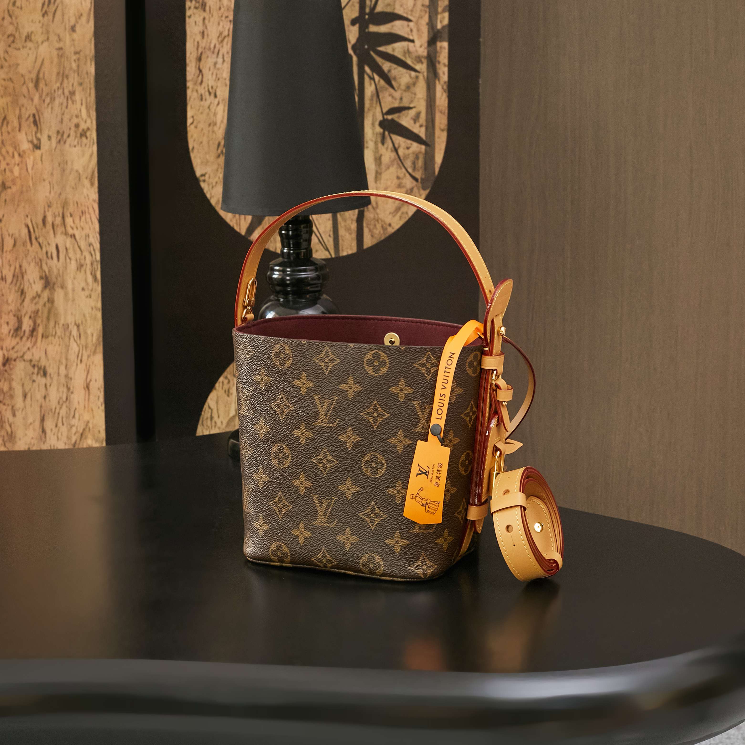 p780,M12925,(163c)(品质提升.专柜同步电子芯片、礼品袋、保护纸、铜版电子标签、合格证)皮料是正品代工厂意大利A级皮料(特级正品):所谓的特级正品.是在于品质、五金、面料、手工、油边、A级出品、拍摄图跟产品一致丶配图上的全套包装.尺寸:18 x 12 x 16 厘米