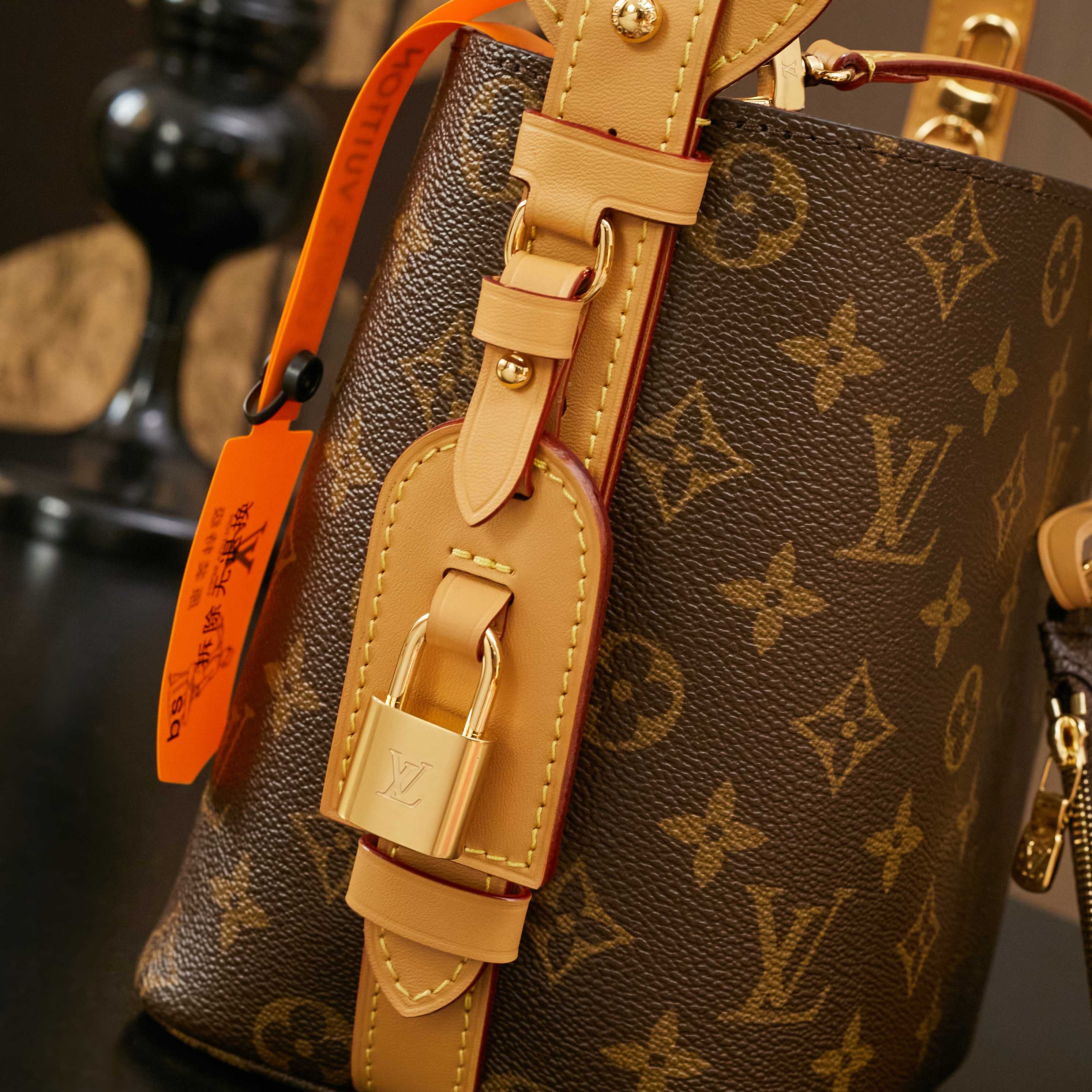 p780,M12925,(163c)(品质提升.专柜同步电子芯片、礼品袋、保护纸、铜版电子标签、合格证)皮料是正品代工厂意大利A级皮料(特级正品):所谓的特级正品.是在于品质、五金、面料、手工、油边、A级出品、拍摄图跟产品一致丶配图上的全套包装.尺寸:18 x 12 x 16 厘米