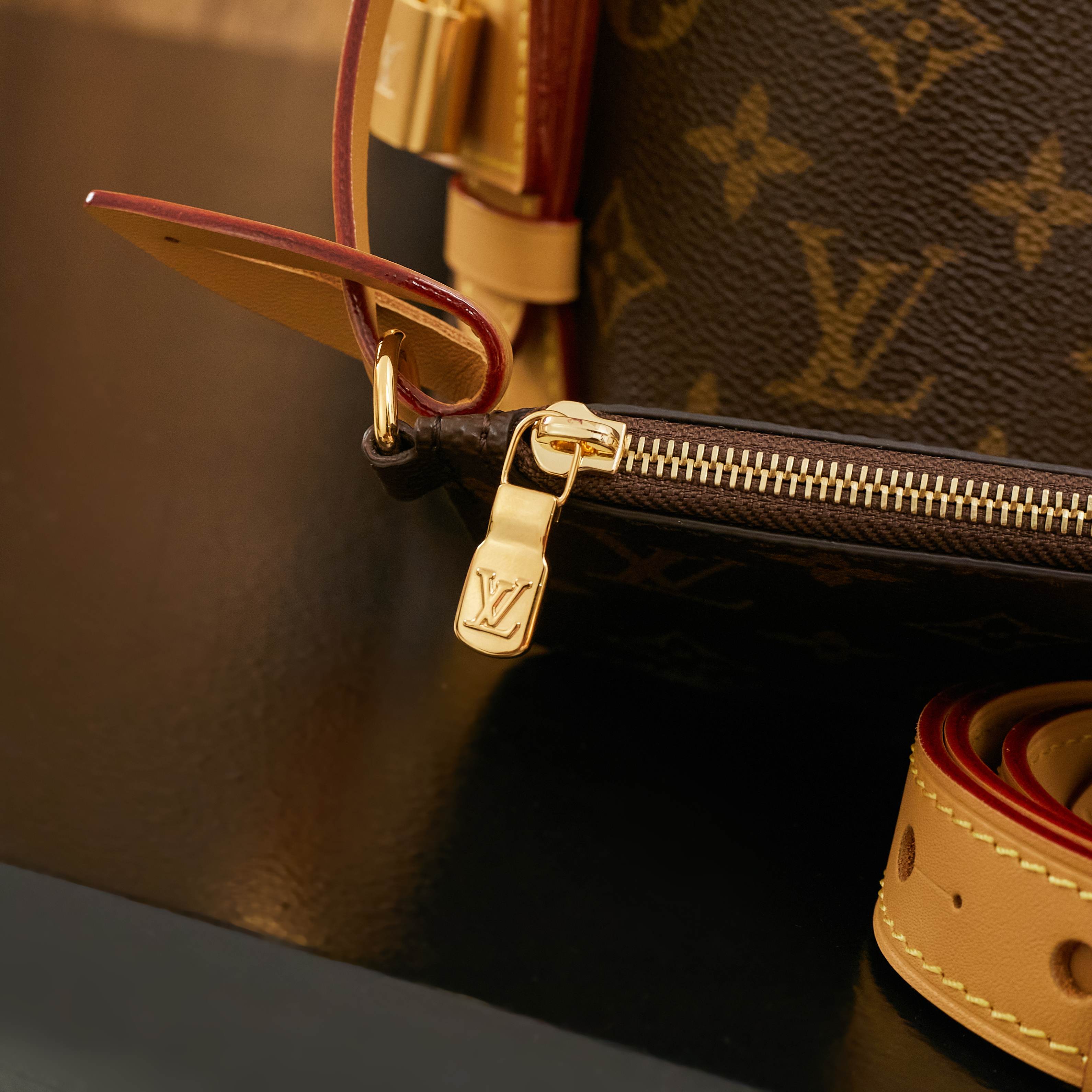 p780,M12925,(163c)(品质提升.专柜同步电子芯片、礼品袋、保护纸、铜版电子标签、合格证)皮料是正品代工厂意大利A级皮料(特级正品):所谓的特级正品.是在于品质、五金、面料、手工、油边、A级出品、拍摄图跟产品一致丶配图上的全套包装.尺寸:18 x 12 x 16 厘米