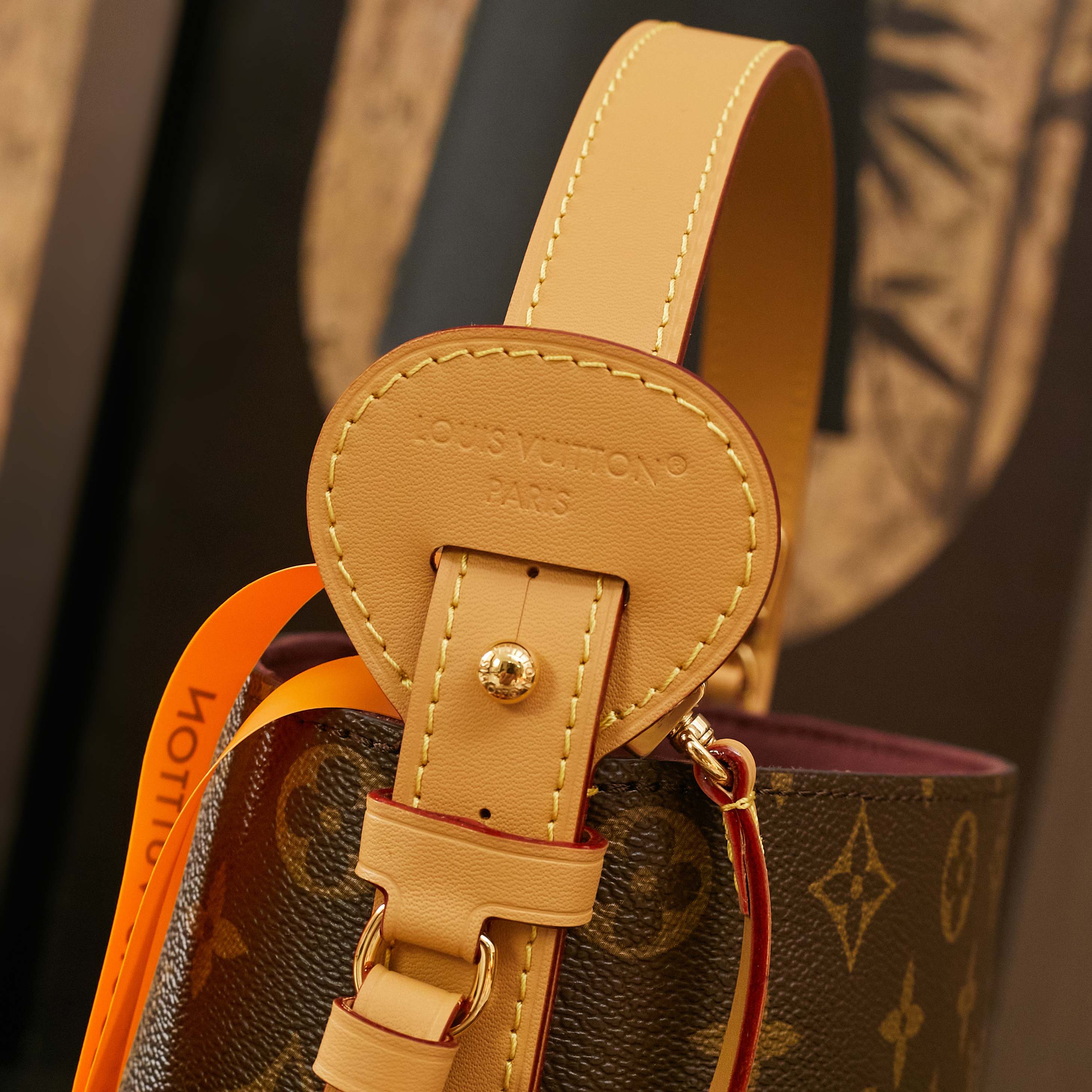 p780,M12925,(163c)(品质提升.专柜同步电子芯片、礼品袋、保护纸、铜版电子标签、合格证)皮料是正品代工厂意大利A级皮料(特级正品):所谓的特级正品.是在于品质、五金、面料、手工、油边、A级出品、拍摄图跟产品一致丶配图上的全套包装.尺寸:18 x 12 x 16 厘米