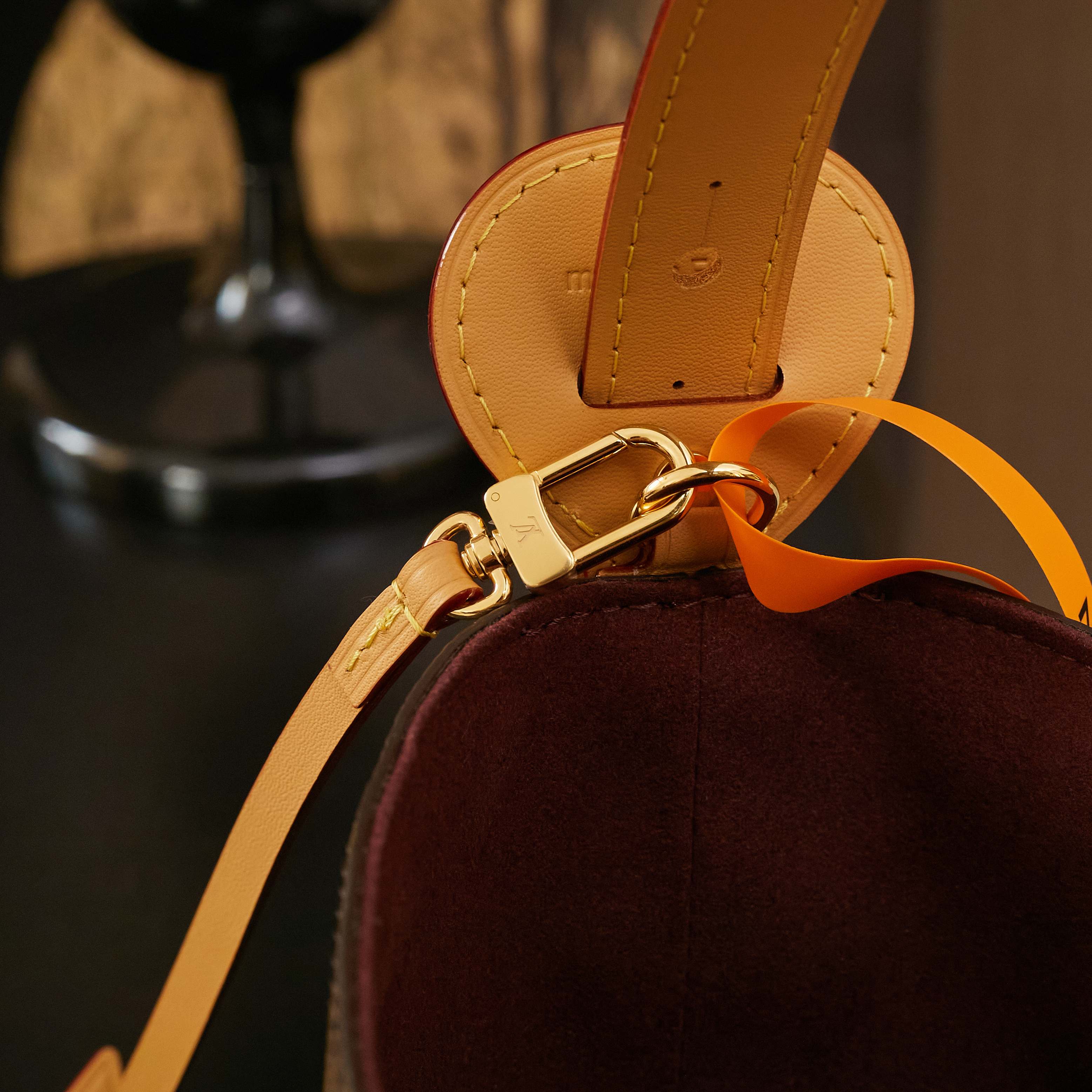 p780,M12925,(163c)(品质提升.专柜同步电子芯片、礼品袋、保护纸、铜版电子标签、合格证)皮料是正品代工厂意大利A级皮料(特级正品):所谓的特级正品.是在于品质、五金、面料、手工、油边、A级出品、拍摄图跟产品一致丶配图上的全套包装.尺寸:18 x 12 x 16 厘米