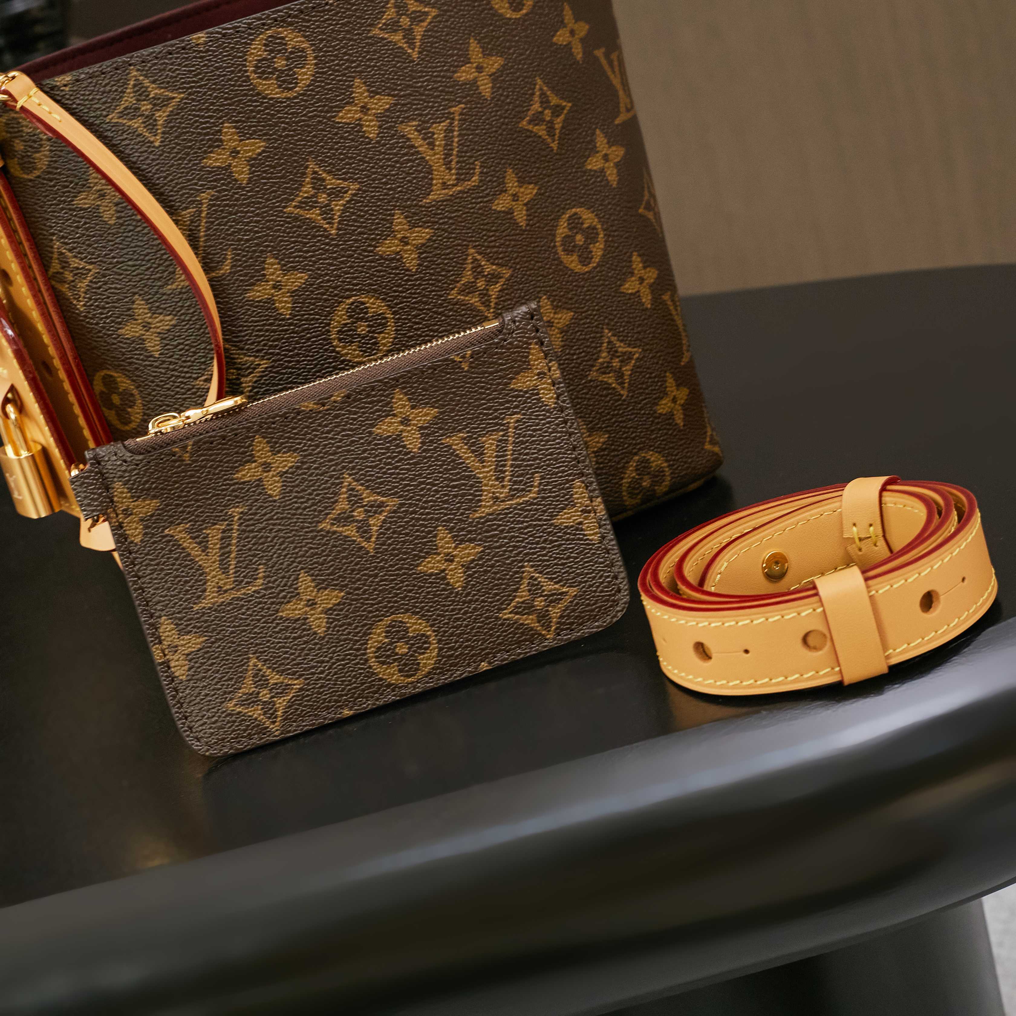 p780,M12925,(163c)(品质提升.专柜同步电子芯片、礼品袋、保护纸、铜版电子标签、合格证)皮料是正品代工厂意大利A级皮料(特级正品):所谓的特级正品.是在于品质、五金、面料、手工、油边、A级出品、拍摄图跟产品一致丶配图上的全套包装.尺寸:18 x 12 x 16 厘米