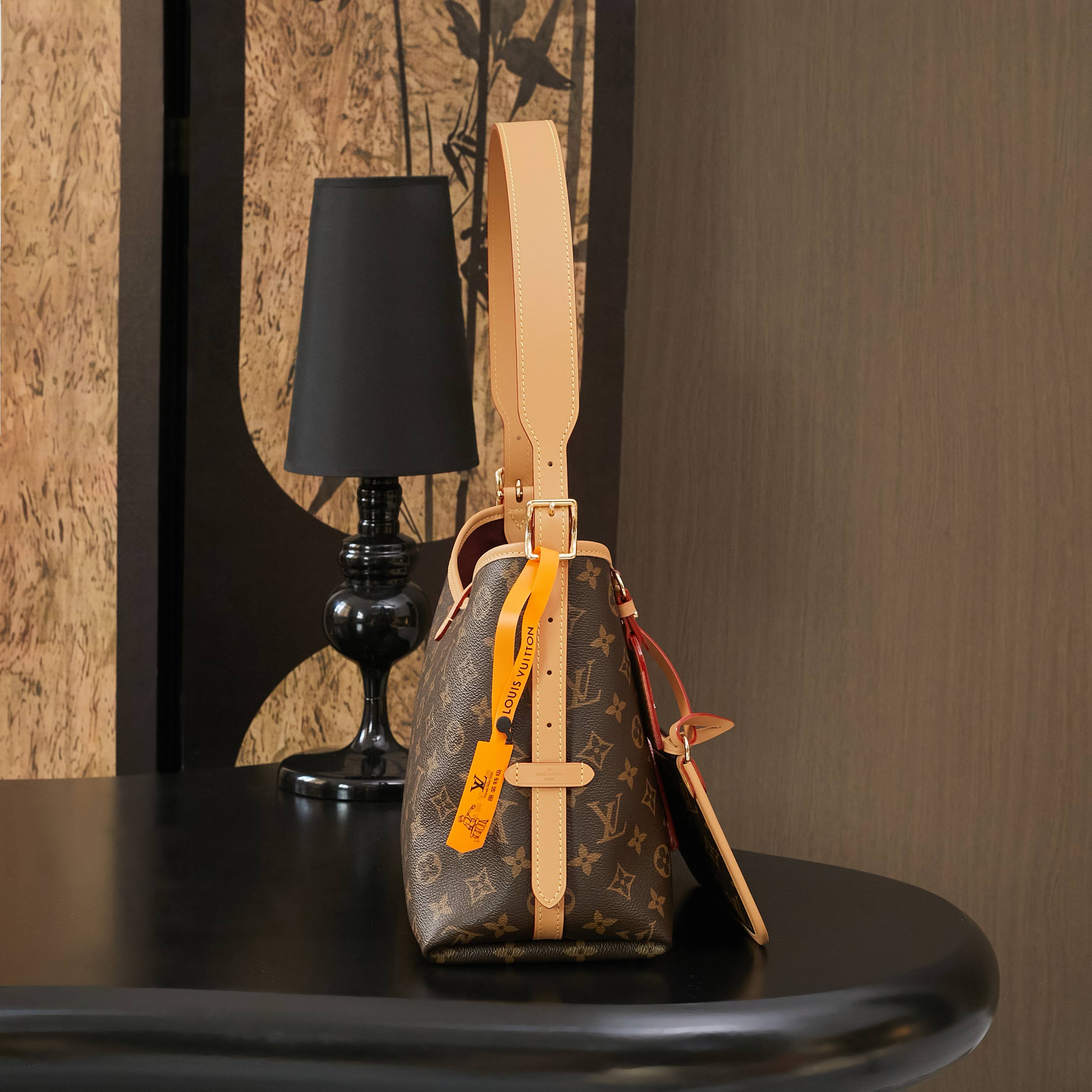 p820， M46203特级动态芯片，菱形格（品质提升. 皮料是正品代工厂意大利A级皮料（特级正品）:所谓的特级正品．是在于品质、五金、面料、手工、油边、A级出品、拍摄图跟产品一致丶配图上的全套包装.尺寸:29x24x12CM