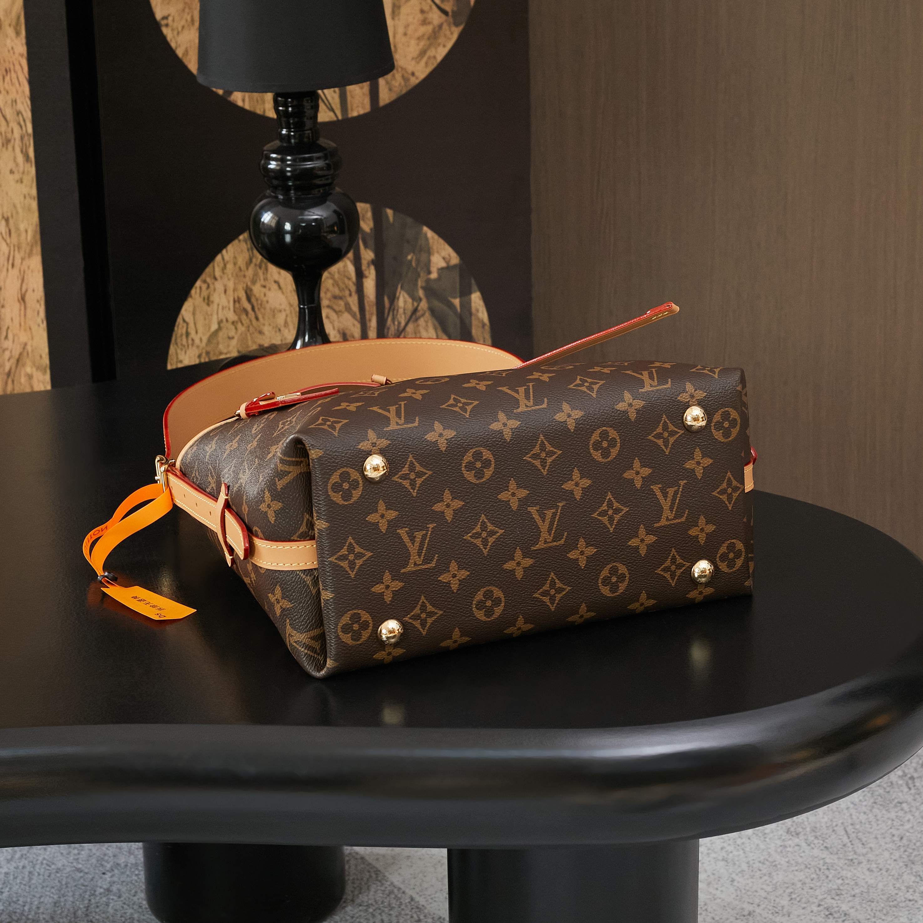 p820， M46203特级动态芯片，菱形格（品质提升. 皮料是正品代工厂意大利A级皮料（特级正品）:所谓的特级正品．是在于品质、五金、面料、手工、油边、A级出品、拍摄图跟产品一致丶配图上的全套包装.尺寸:29x24x12CM