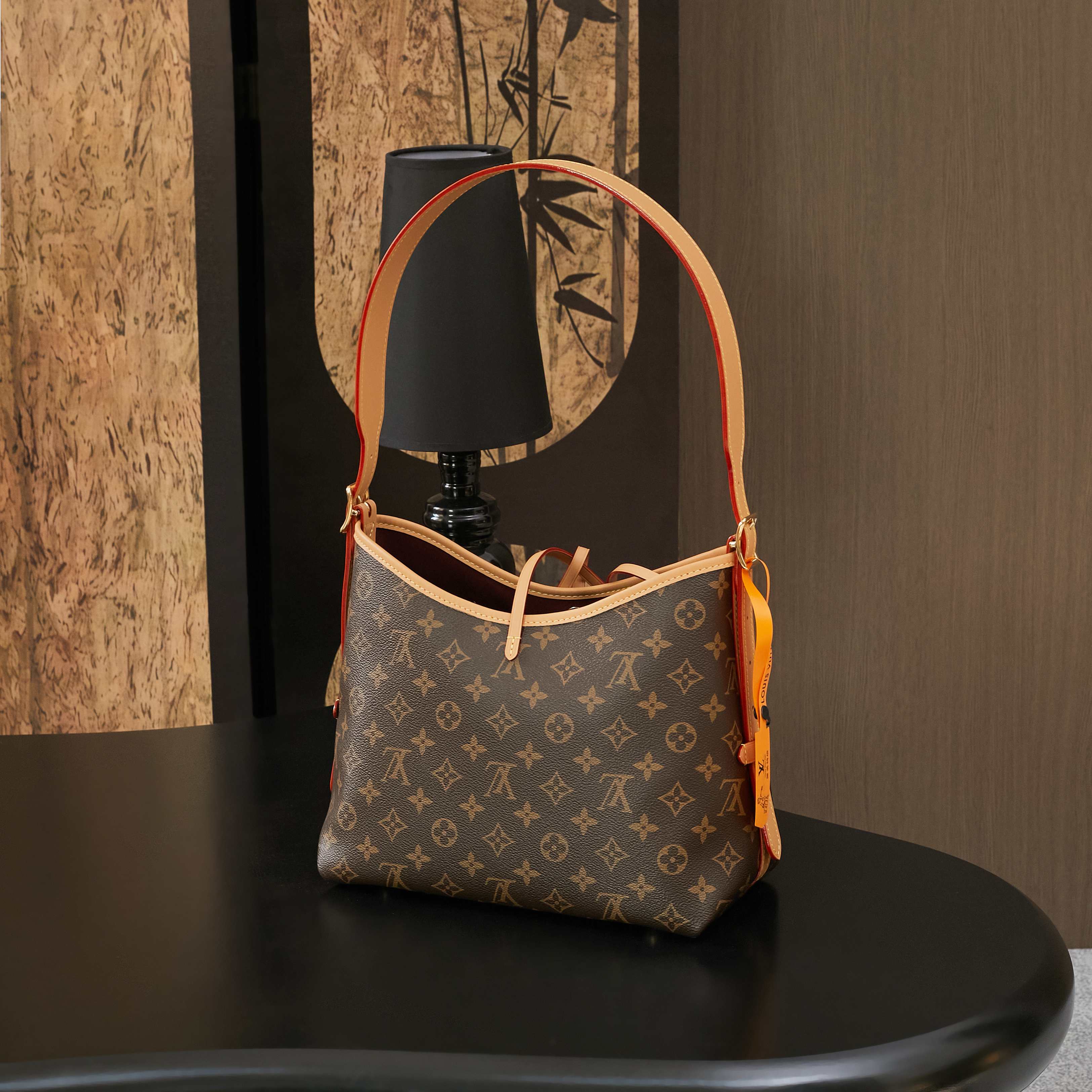 p820， M46203特级动态芯片，菱形格（品质提升. 皮料是正品代工厂意大利A级皮料（特级正品）:所谓的特级正品．是在于品质、五金、面料、手工、油边、A级出品、拍摄图跟产品一致丶配图上的全套包装.尺寸:29x24x12CM