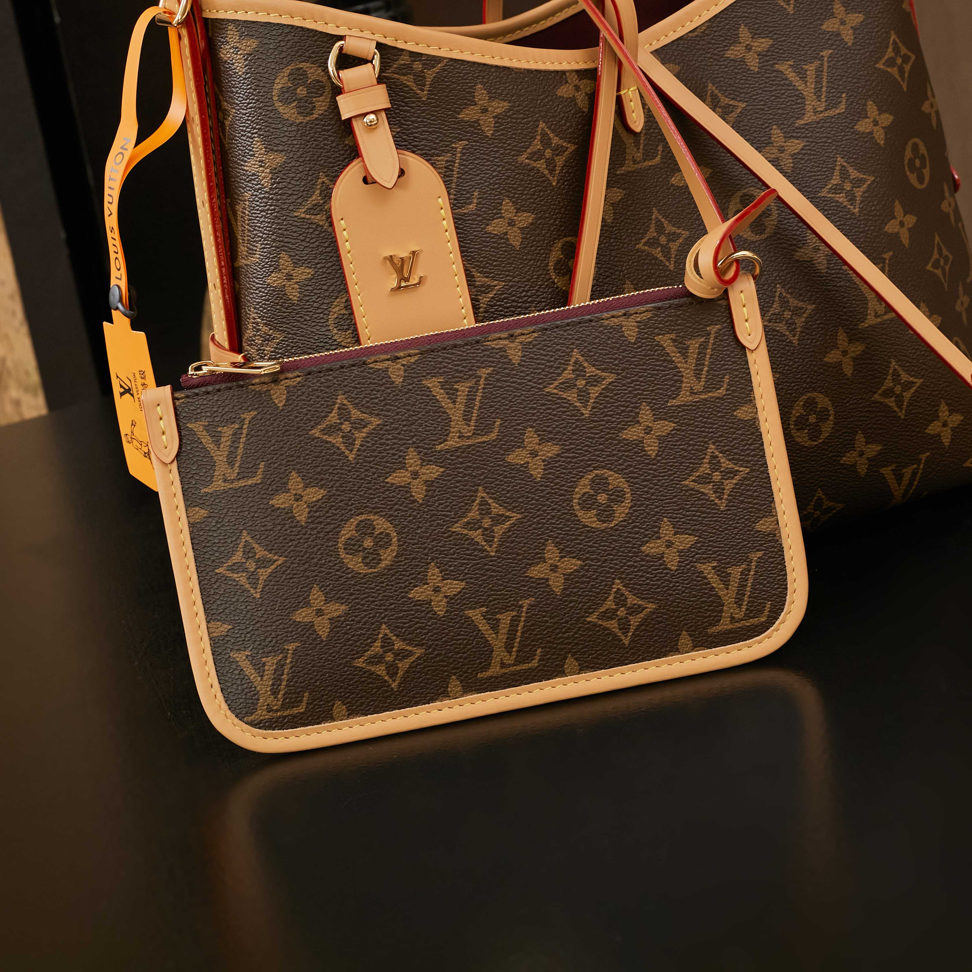 p820， M46203特级动态芯片，菱形格（品质提升. 皮料是正品代工厂意大利A级皮料（特级正品）:所谓的特级正品．是在于品质、五金、面料、手工、油边、A级出品、拍摄图跟产品一致丶配图上的全套包装.尺寸:29x24x12CM