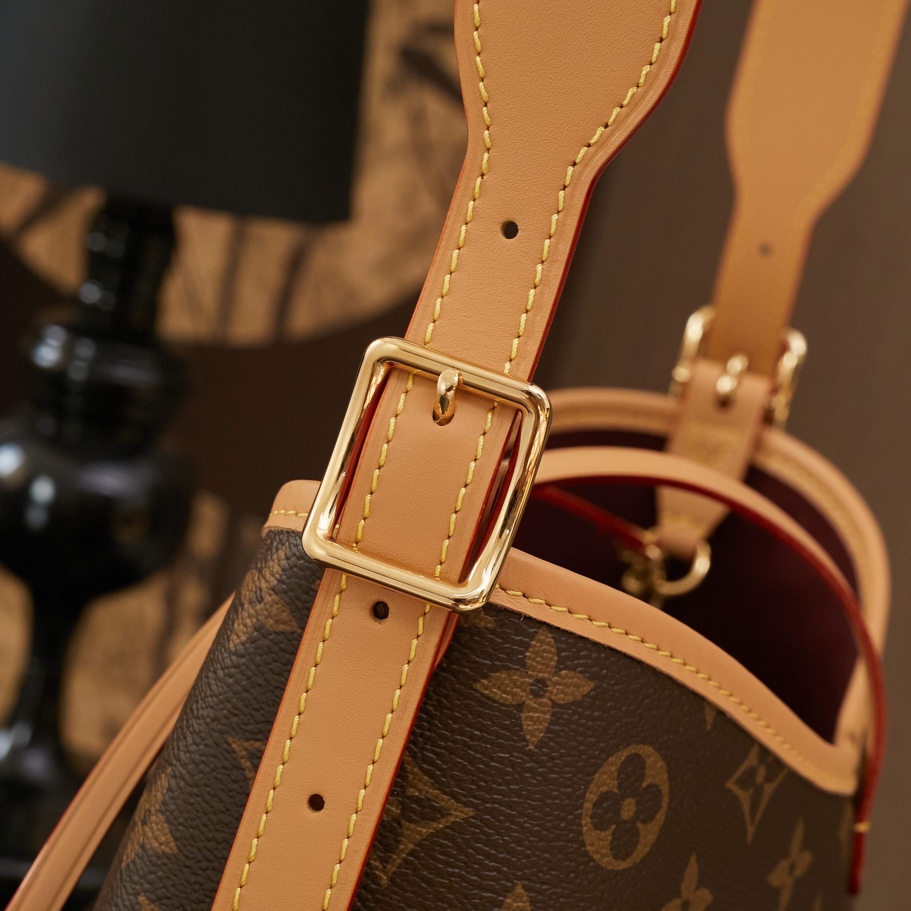 p820， M46203特级动态芯片，菱形格（品质提升. 皮料是正品代工厂意大利A级皮料（特级正品）:所谓的特级正品．是在于品质、五金、面料、手工、油边、A级出品、拍摄图跟产品一致丶配图上的全套包装.尺寸:29x24x12CM