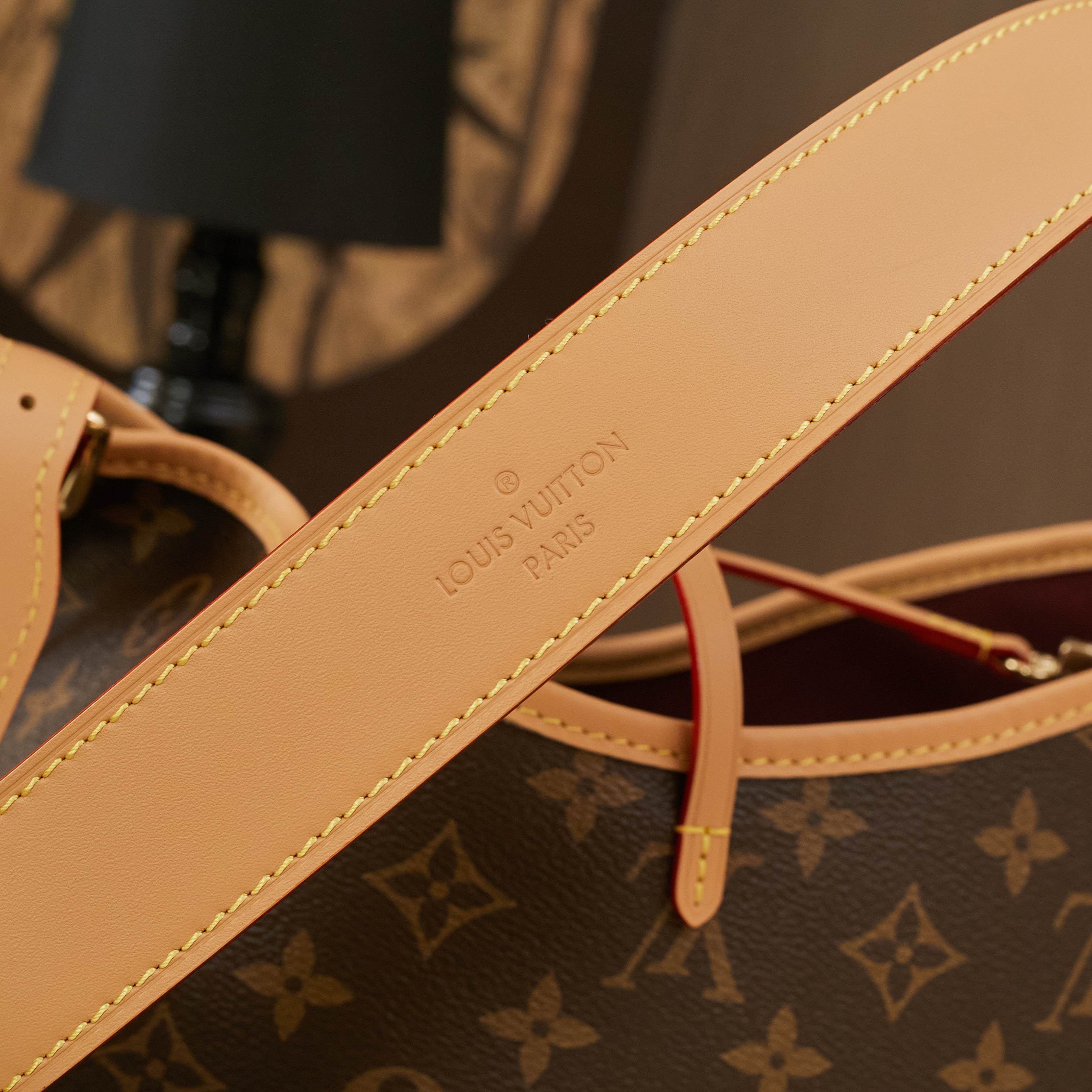 p820， M46203特级动态芯片，菱形格（品质提升. 皮料是正品代工厂意大利A级皮料（特级正品）:所谓的特级正品．是在于品质、五金、面料、手工、油边、A级出品、拍摄图跟产品一致丶配图上的全套包装.尺寸:29x24x12CM