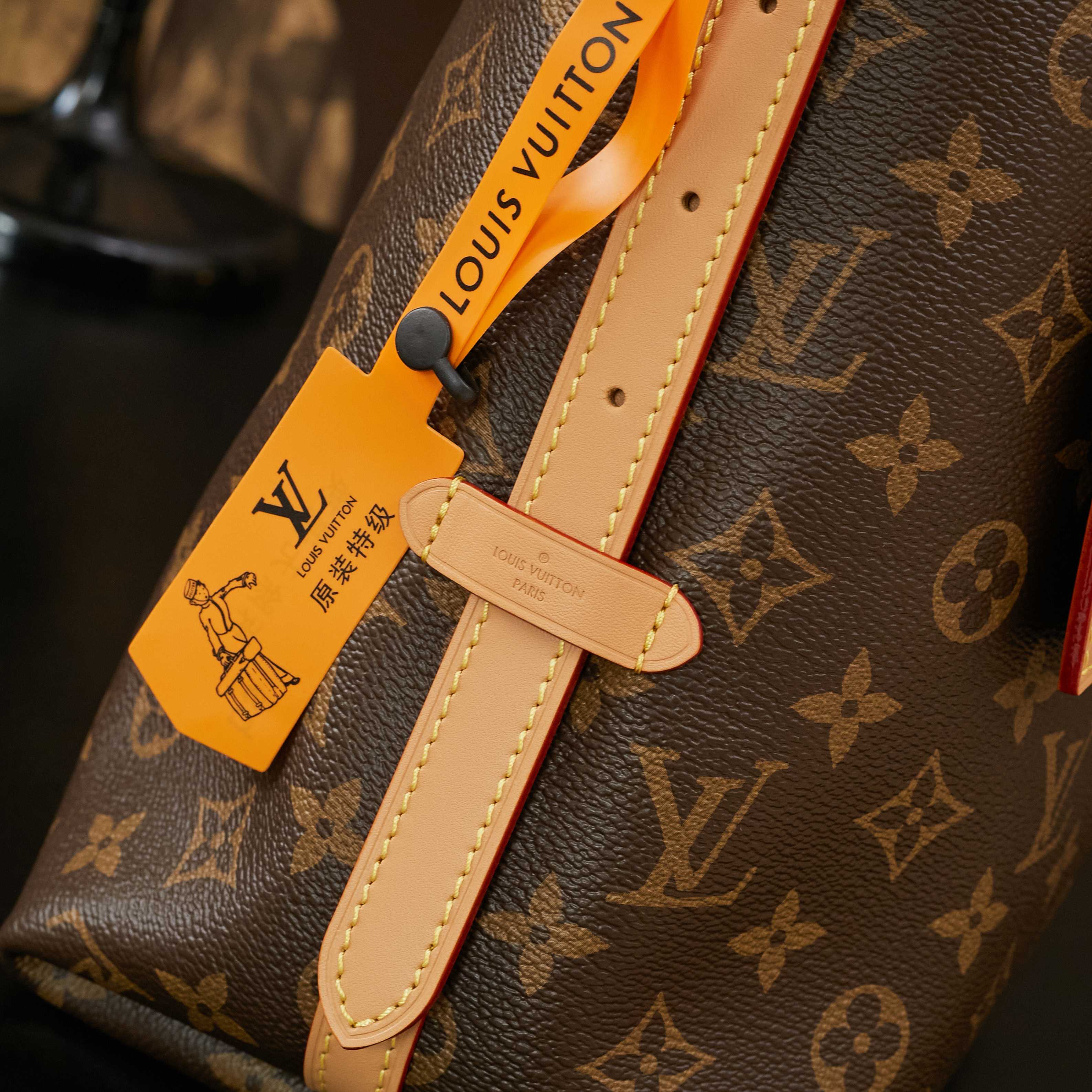 p820， M46203特级动态芯片，菱形格（品质提升. 皮料是正品代工厂意大利A级皮料（特级正品）:所谓的特级正品．是在于品质、五金、面料、手工、油边、A级出品、拍摄图跟产品一致丶配图上的全套包装.尺寸:29x24x12CM