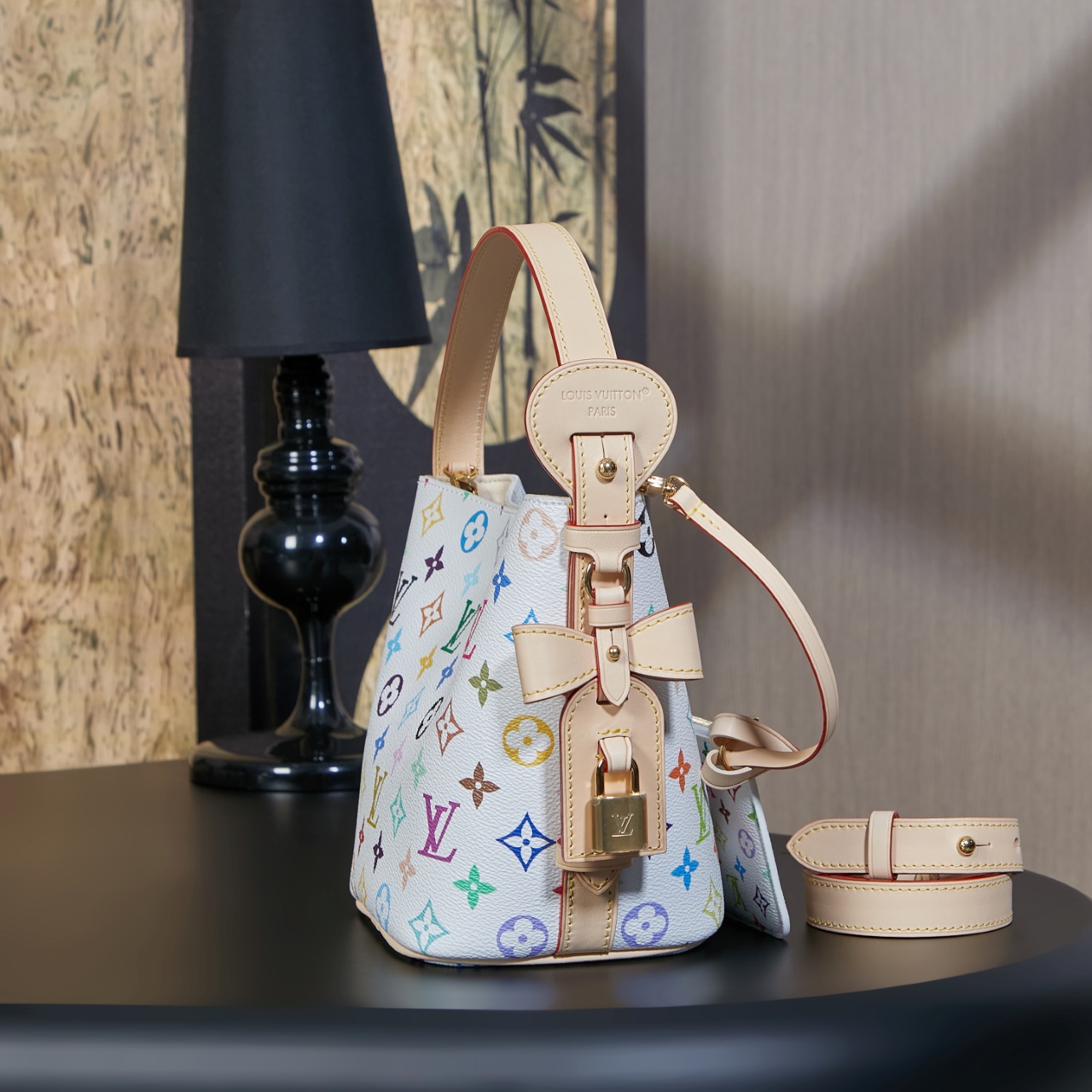 p860 独家首发型号：M13089【特正版163c】（品质提升．专柜同步，动态电子芯片、礼品袋、保护纸，铜版电子标签、合格证）皮料是正品代工厂意大利A级皮料（特级正品）:所谓的特级正品．是在于品质、五金、面料、手工、油边、A级出品、拍摄图跟产品一致丶配图上的全套包装，尺寸：18 x 12 x 16 CM