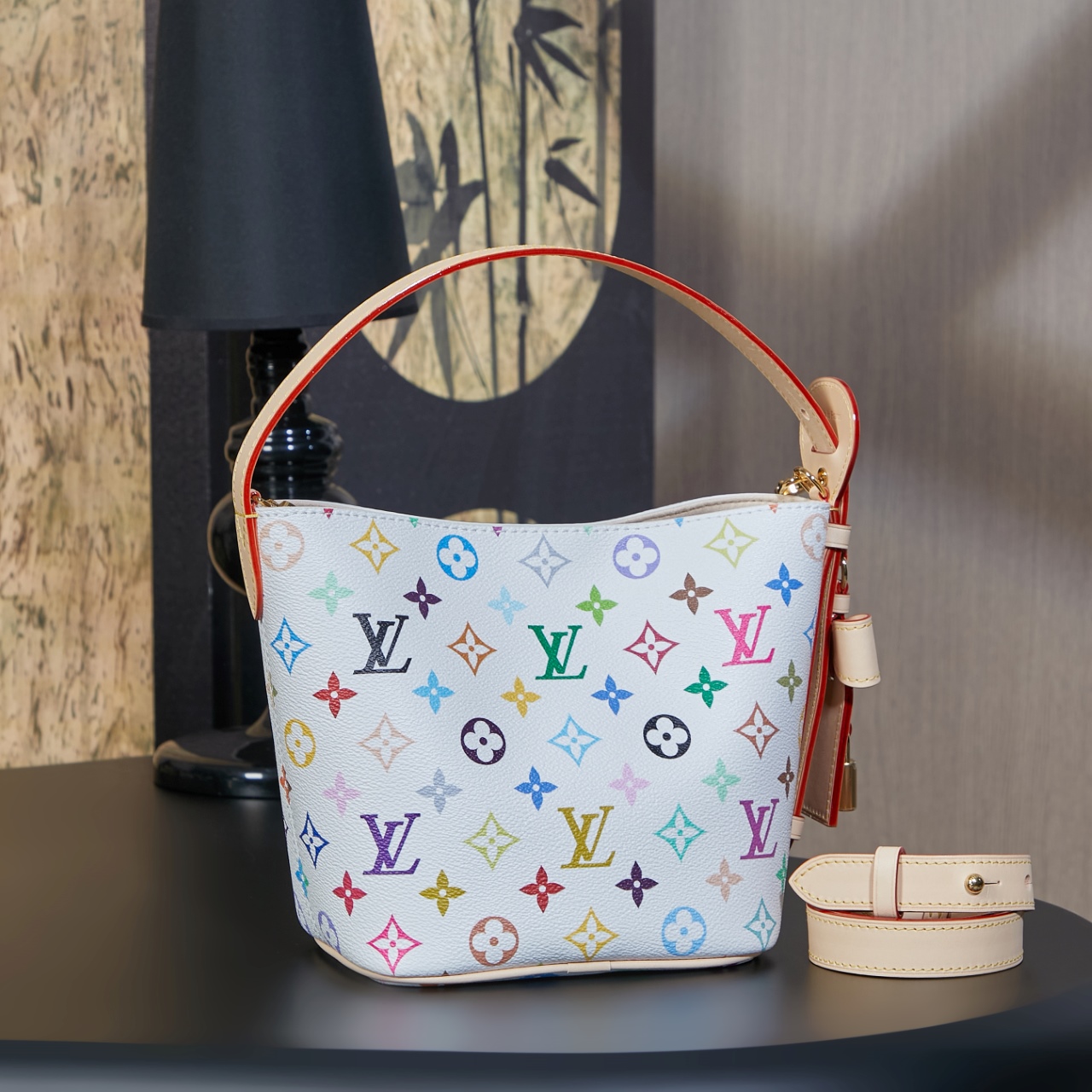 p860 独家首发型号：M13089【特正版163c】（品质提升．专柜同步，动态电子芯片、礼品袋、保护纸，铜版电子标签、合格证）皮料是正品代工厂意大利A级皮料（特级正品）:所谓的特级正品．是在于品质、五金、面料、手工、油边、A级出品、拍摄图跟产品一致丶配图上的全套包装，尺寸：18 x 12 x 16 CM