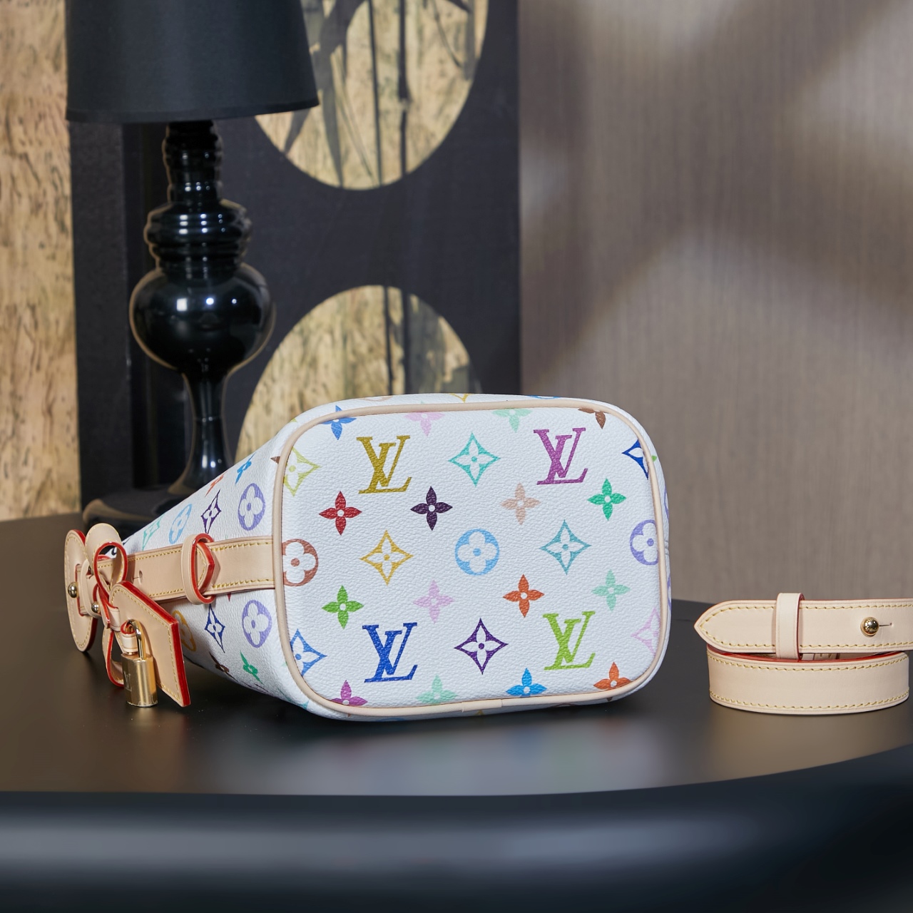 p860 独家首发型号：M13089【特正版163c】（品质提升．专柜同步，动态电子芯片、礼品袋、保护纸，铜版电子标签、合格证）皮料是正品代工厂意大利A级皮料（特级正品）:所谓的特级正品．是在于品质、五金、面料、手工、油边、A级出品、拍摄图跟产品一致丶配图上的全套包装，尺寸：18 x 12 x 16 CM