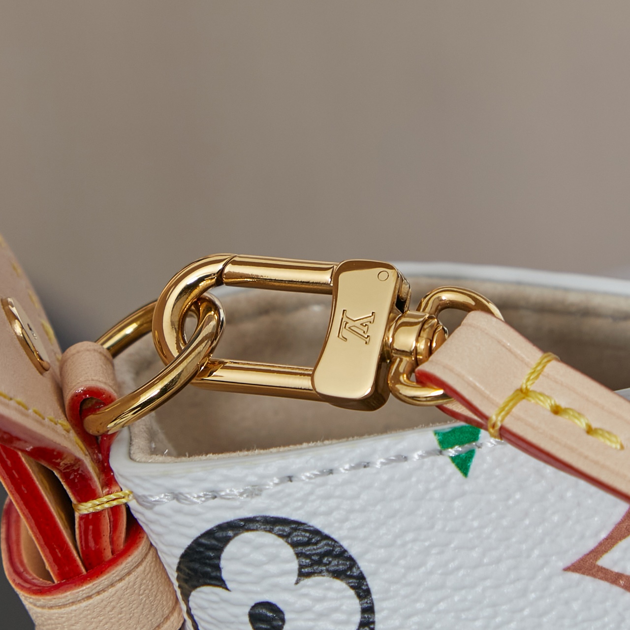 p860 独家首发型号：M13089【特正版163c】（品质提升．专柜同步，动态电子芯片、礼品袋、保护纸，铜版电子标签、合格证）皮料是正品代工厂意大利A级皮料（特级正品）:所谓的特级正品．是在于品质、五金、面料、手工、油边、A级出品、拍摄图跟产品一致丶配图上的全套包装，尺寸：18 x 12 x 16 CM