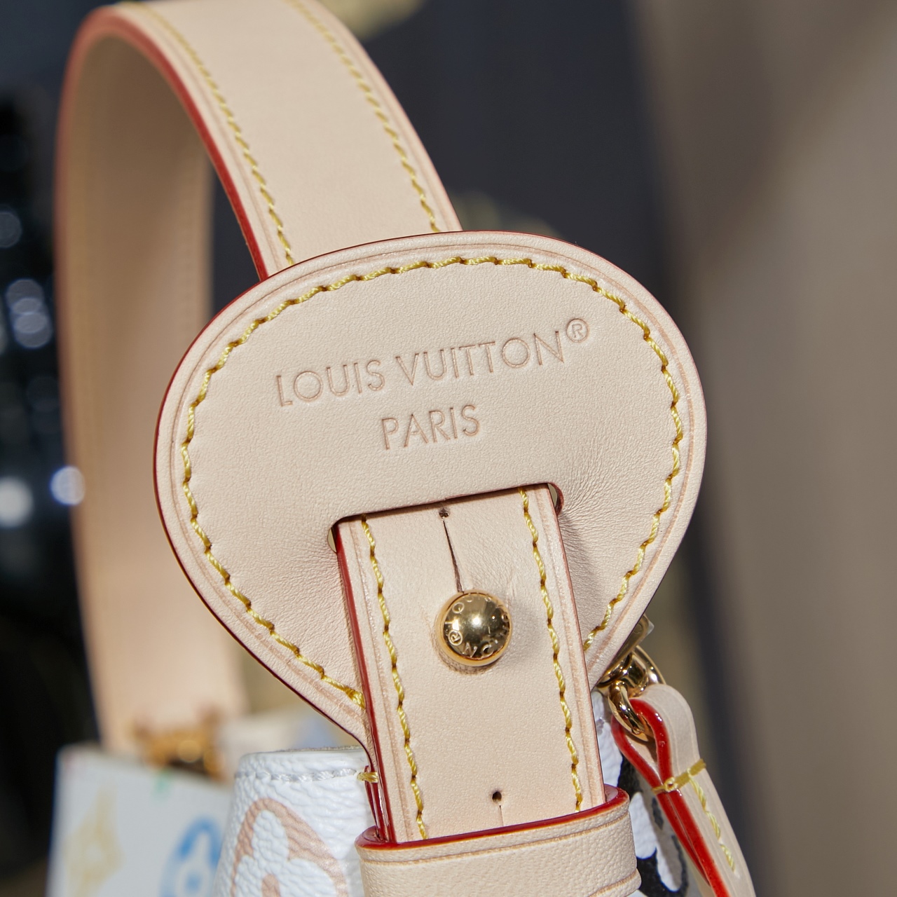 p860 独家首发型号：M13089【特正版163c】（品质提升．专柜同步，动态电子芯片、礼品袋、保护纸，铜版电子标签、合格证）皮料是正品代工厂意大利A级皮料（特级正品）:所谓的特级正品．是在于品质、五金、面料、手工、油边、A级出品、拍摄图跟产品一致丶配图上的全套包装，尺寸：18 x 12 x 16 CM