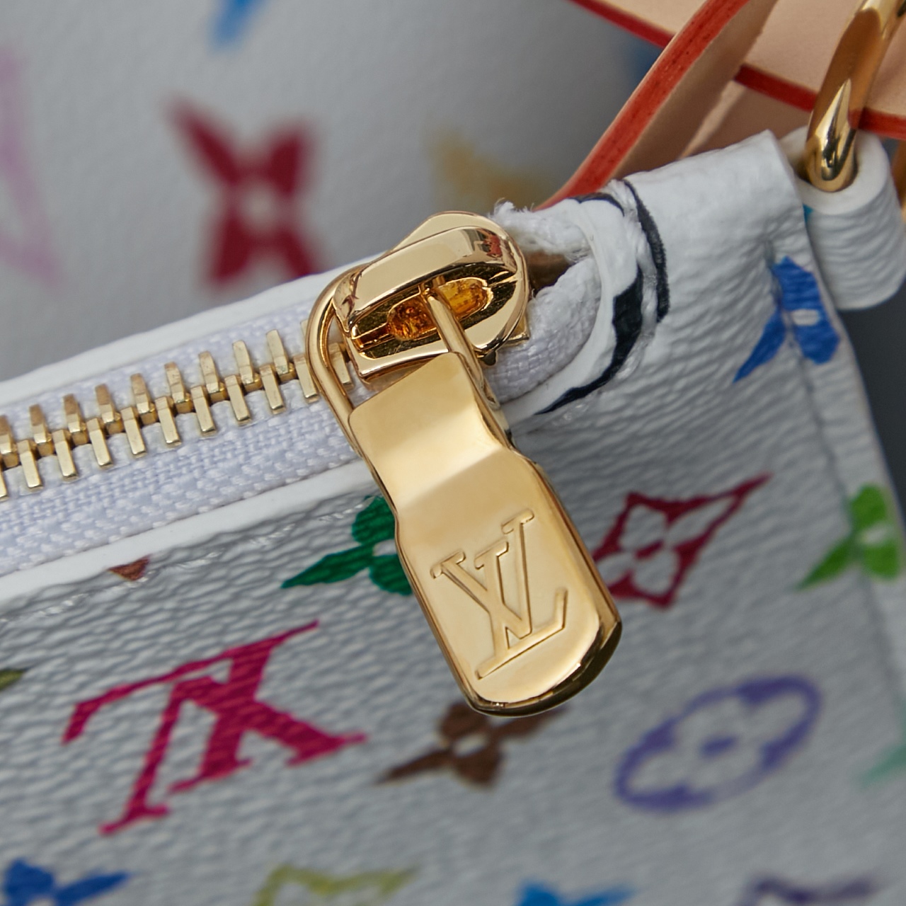 p860 独家首发型号：M13089【特正版163c】（品质提升．专柜同步，动态电子芯片、礼品袋、保护纸，铜版电子标签、合格证）皮料是正品代工厂意大利A级皮料（特级正品）:所谓的特级正品．是在于品质、五金、面料、手工、油边、A级出品、拍摄图跟产品一致丶配图上的全套包装，尺寸：18 x 12 x 16 CM