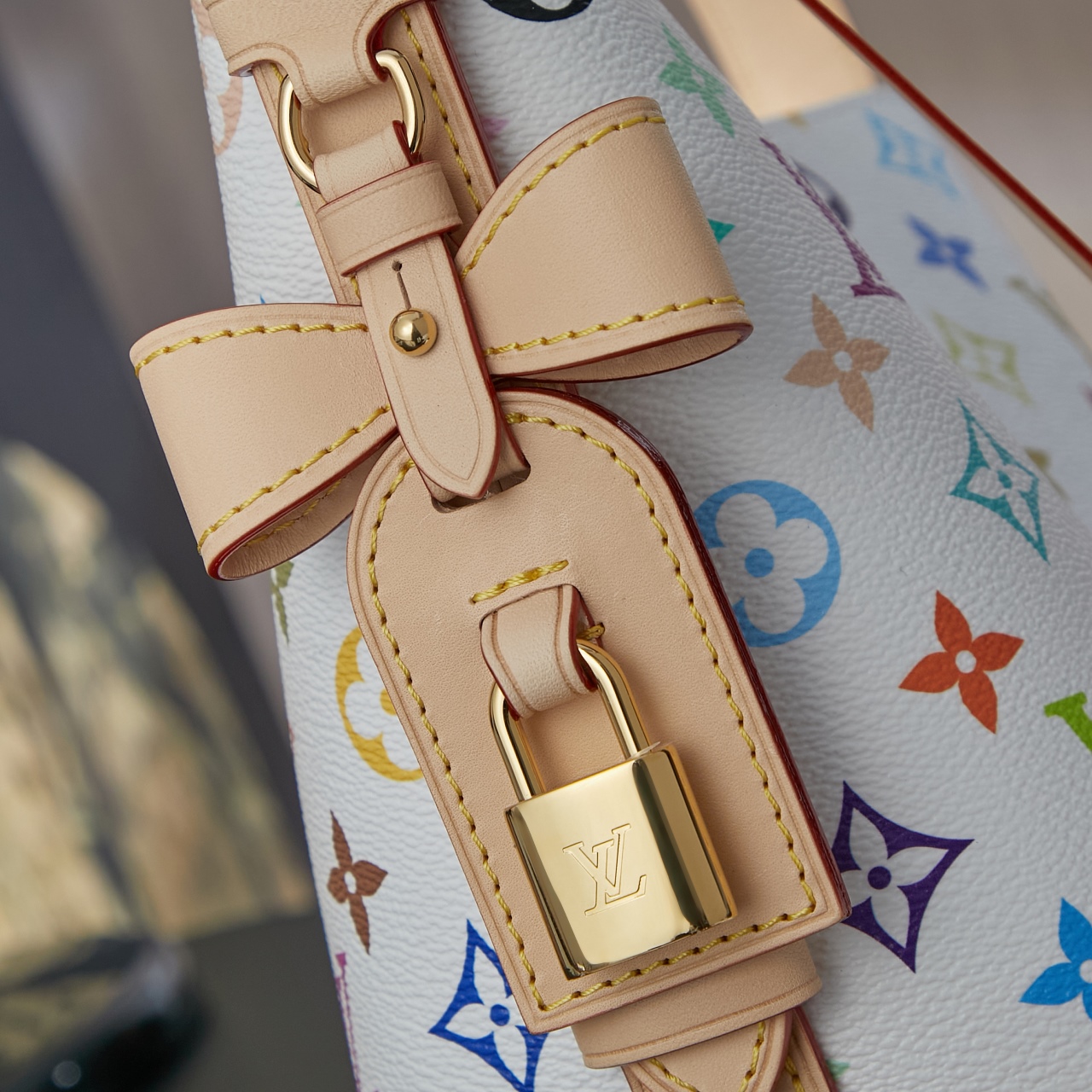 p860 独家首发型号：M13089【特正版163c】（品质提升．专柜同步，动态电子芯片、礼品袋、保护纸，铜版电子标签、合格证）皮料是正品代工厂意大利A级皮料（特级正品）:所谓的特级正品．是在于品质、五金、面料、手工、油边、A级出品、拍摄图跟产品一致丶配图上的全套包装，尺寸：18 x 12 x 16 CM