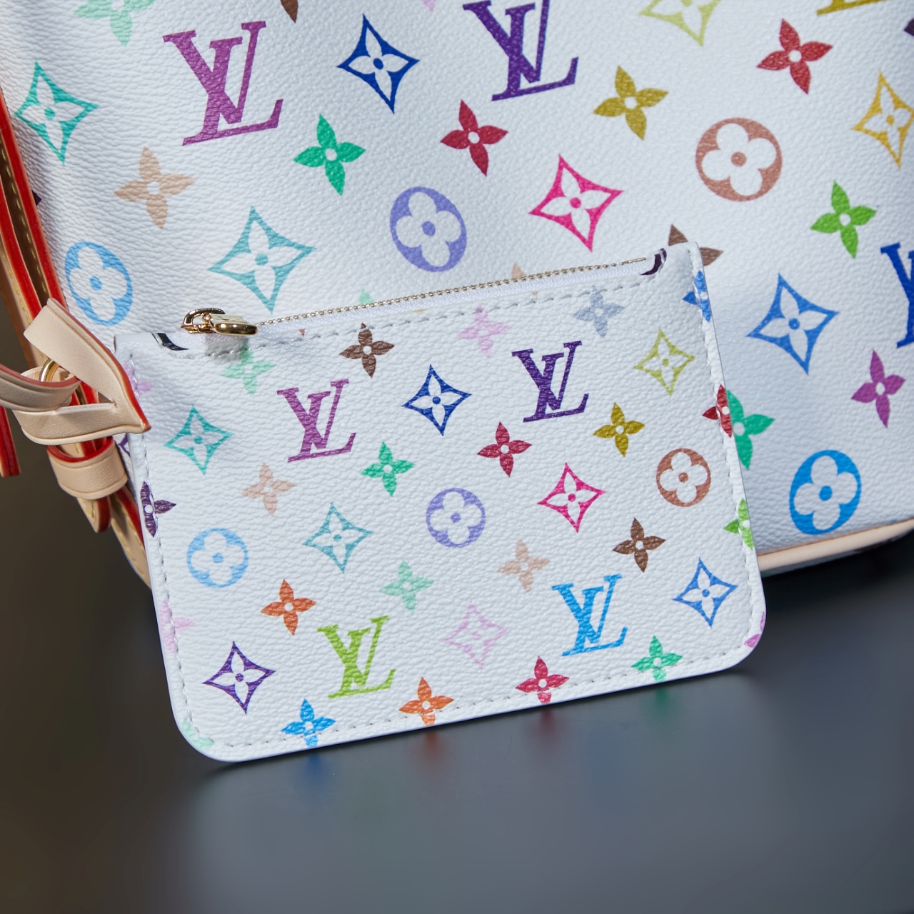 p860 独家首发型号：M13089【特正版163c】（品质提升．专柜同步，动态电子芯片、礼品袋、保护纸，铜版电子标签、合格证）皮料是正品代工厂意大利A级皮料（特级正品）:所谓的特级正品．是在于品质、五金、面料、手工、油边、A级出品、拍摄图跟产品一致丶配图上的全套包装，尺寸：18 x 12 x 16 CM