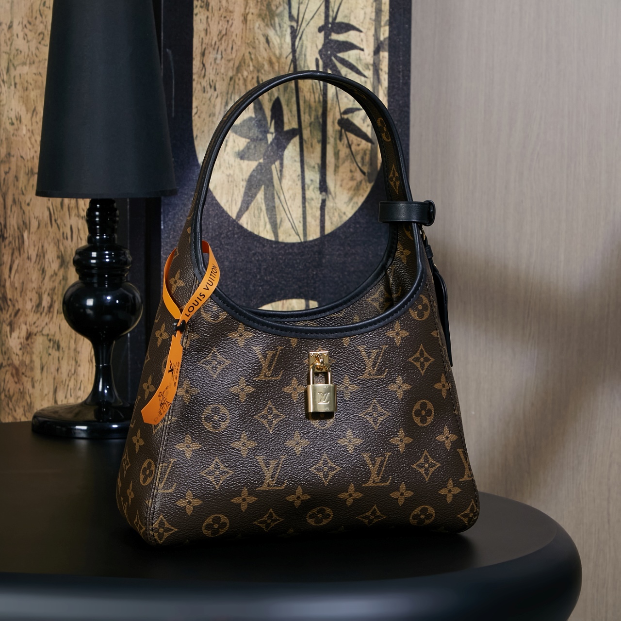 M12940【Special Edition 163c】
(Quality upgrade, synchronized with the counter, dynamic electronic chip, gift bag, protective paper, copper electronic label, certificate of conformity) The leather is genuine Italian Grade A leather from the original factory (top-grade genuine leather): The so-called top-grade genuine leather lies in the quality, hardware, fabric, craftsmanship, edge oiling, Grade A production, consistent with the photographed image, complete packaging as shown in the accompanying pictures. Size: 28 x 15 x 12 cm. image 1