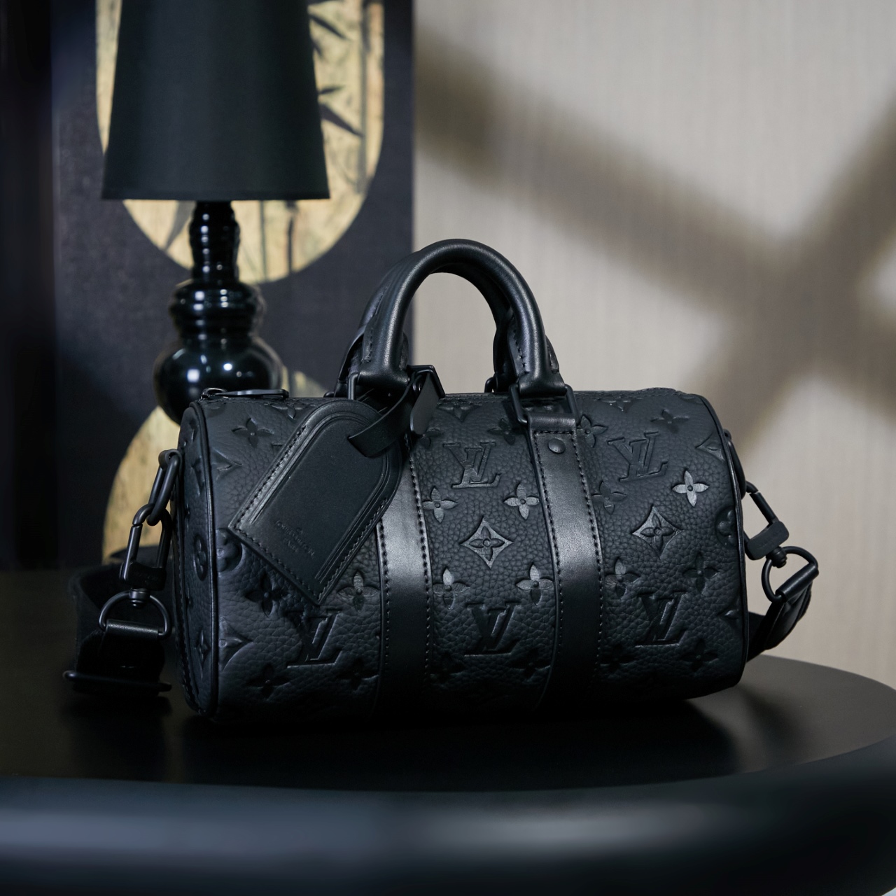 M20900【Special Edition】The leather is genuine Italian Grade A leather (top quality genuine leather): The so-called top quality genuine leather lies in the quality, hardware, fabric, craftsmanship, edge oiling, Grade A production, the consistency between the photographed image and the actual product, and the complete set of packaging shown in the accompanying images. Dimensions: 25x15x11cm. image 1