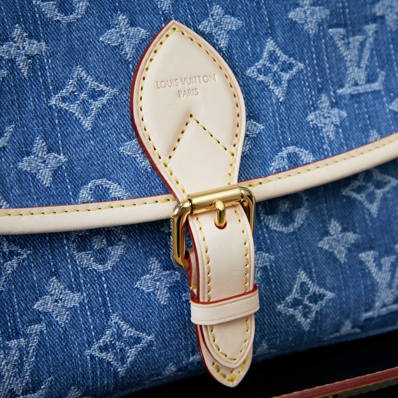 p870M13070【特正版】皮料是正品代工厂意大利A级皮料（特级正品）:所谓的特级正品．是在于品质、五金、面料、手工、油边、A级出品、拍摄图跟产品一致丶配图上的全套包装，尺寸：15 x 9 x 24 cm