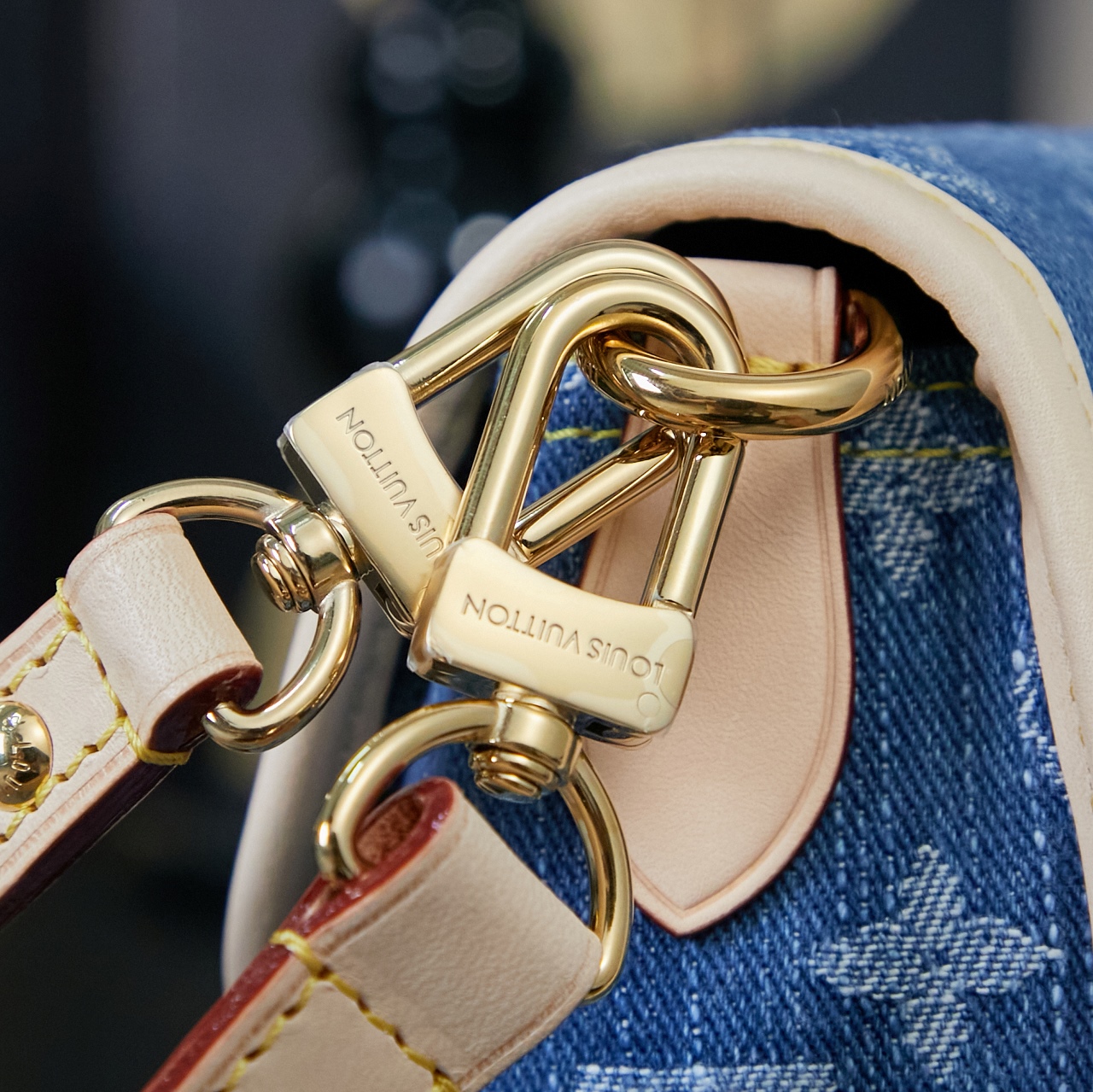 p870M13070【特正版】皮料是正品代工厂意大利A级皮料（特级正品）:所谓的特级正品．是在于品质、五金、面料、手工、油边、A级出品、拍摄图跟产品一致丶配图上的全套包装，尺寸：15 x 9 x 24 cm