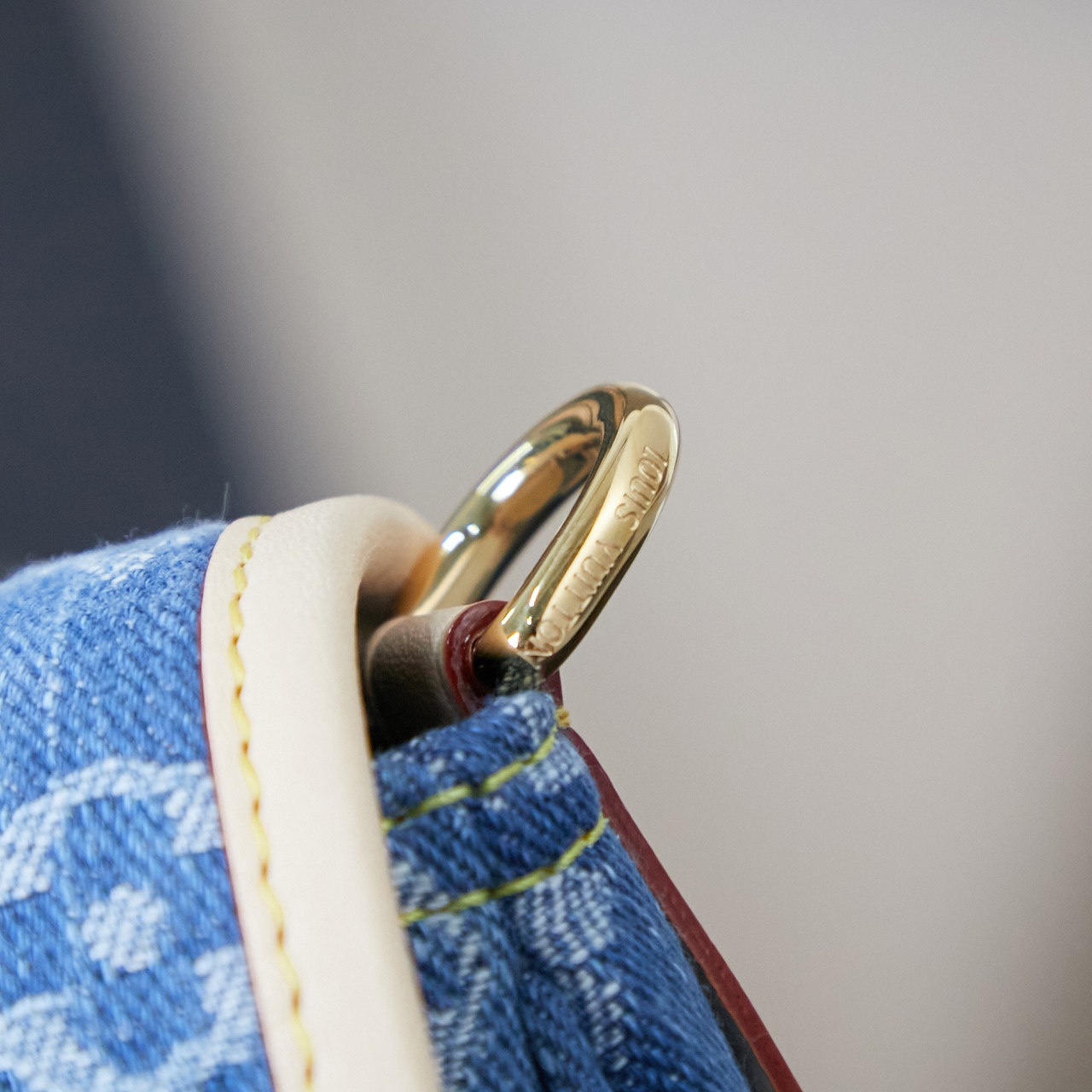 p870M13070【特正版】皮料是正品代工厂意大利A级皮料（特级正品）:所谓的特级正品．是在于品质、五金、面料、手工、油边、A级出品、拍摄图跟产品一致丶配图上的全套包装，尺寸：15 x 9 x 24 cm