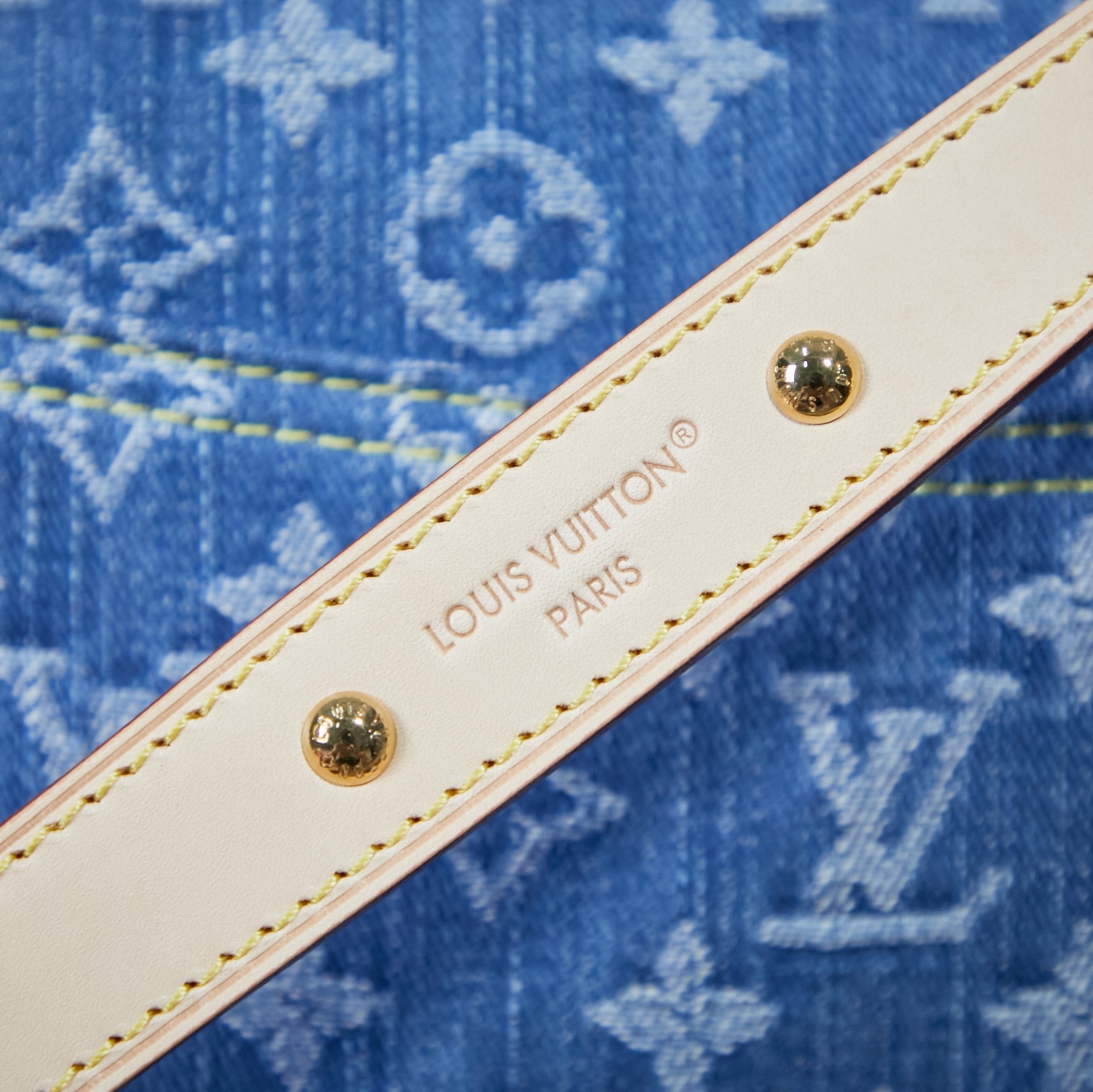 p870M13070【特正版】皮料是正品代工厂意大利A级皮料（特级正品）:所谓的特级正品．是在于品质、五金、面料、手工、油边、A级出品、拍摄图跟产品一致丶配图上的全套包装，尺寸：15 x 9 x 24 cm