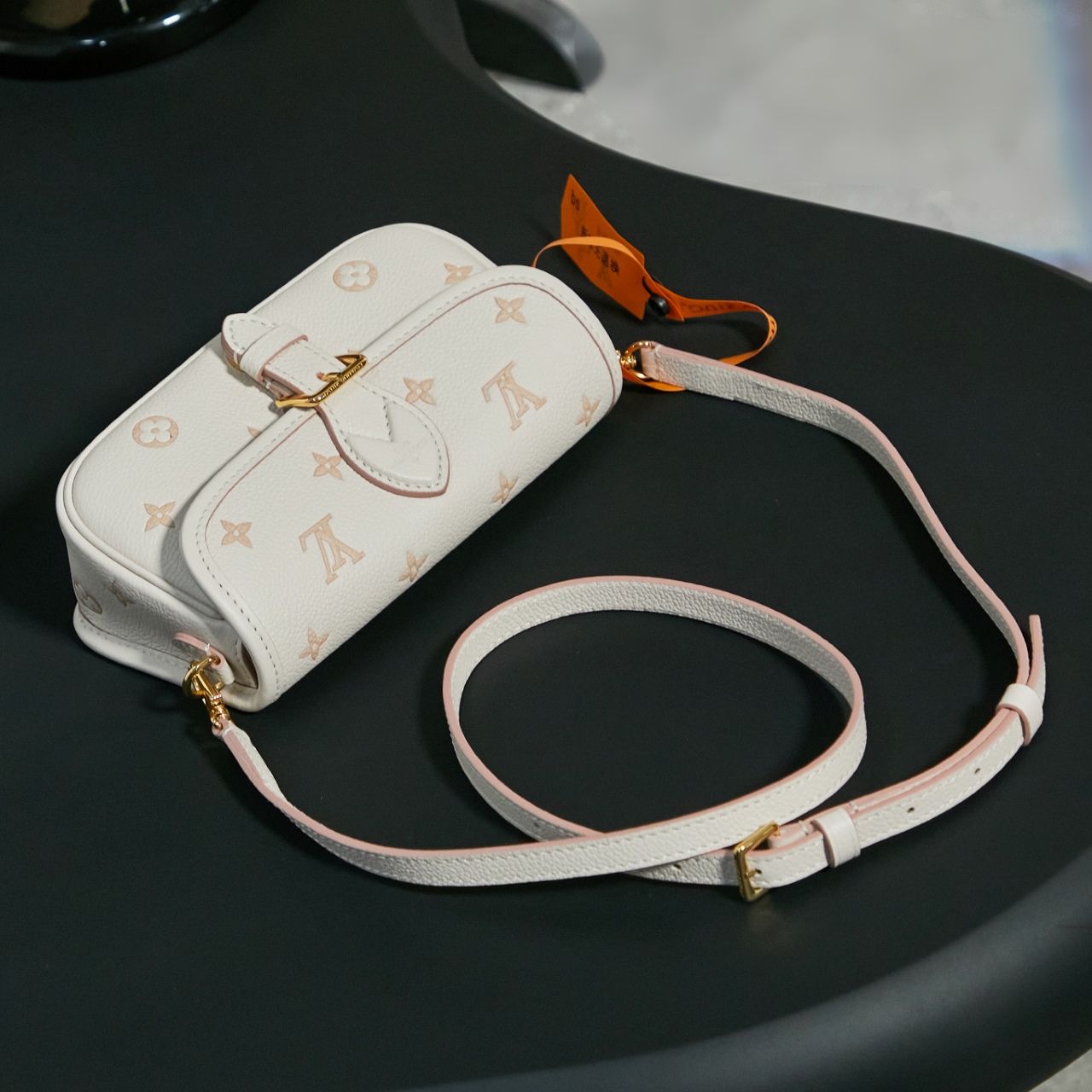 P850，M13642【特正版】皮料是正品代工厂意大利A级皮料（特级正品）:所谓的特级正品．是在于品质、五金、面料、手工、油边、A级出品、拍摄图跟产品一致丶配图上的全套包装，尺寸：10.5 x 6 x 19 厘米