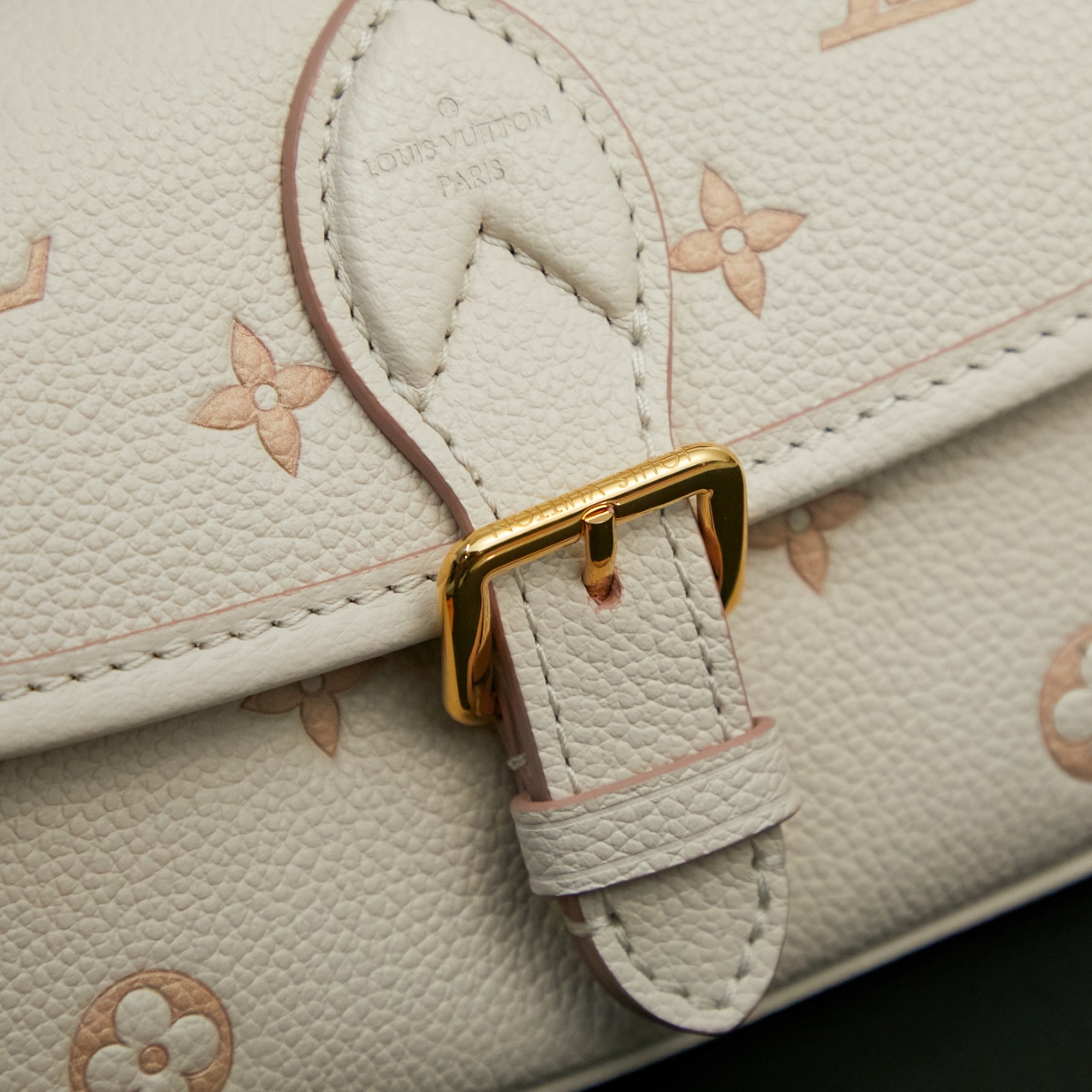 P850，M13642【特正版】皮料是正品代工厂意大利A级皮料（特级正品）:所谓的特级正品．是在于品质、五金、面料、手工、油边、A级出品、拍摄图跟产品一致丶配图上的全套包装，尺寸：10.5 x 6 x 19 厘米