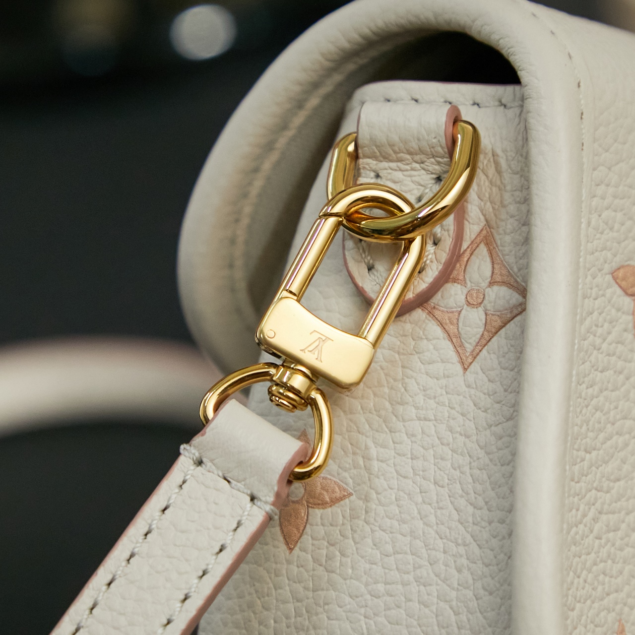 P850，M13642【特正版】皮料是正品代工厂意大利A级皮料（特级正品）:所谓的特级正品．是在于品质、五金、面料、手工、油边、A级出品、拍摄图跟产品一致丶配图上的全套包装，尺寸：10.5 x 6 x 19 厘米